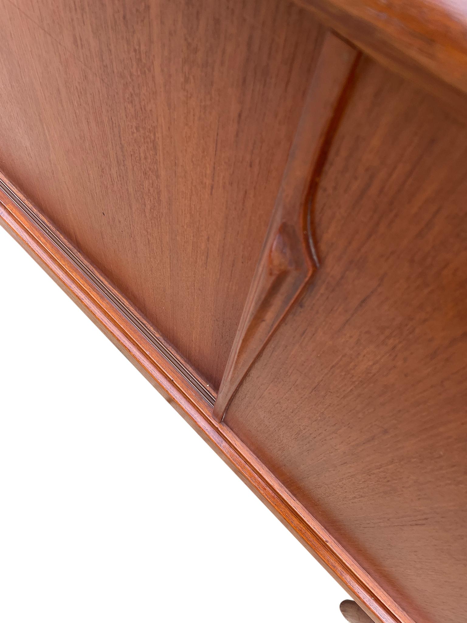 Moderne dänische Teakholz-Anrichte Gunni Omann 94 Zoll mit 4 Schubladen, Mid-Century Modern im Zustand „Gut“ in BROOKLYN, NY