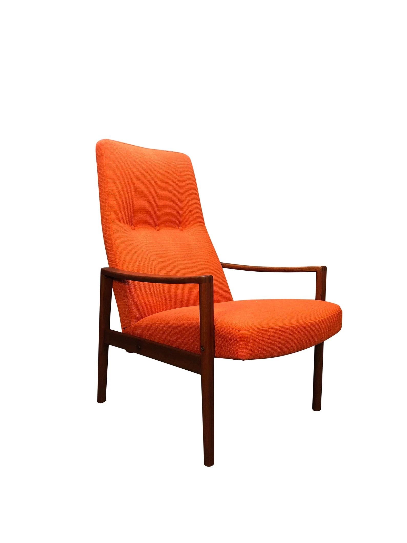 Voici une belle chaise longue fabriquée en Suède pour Ulferts Fabriker vers les années 1960, cette chaise longue à haut dossier a un look superbe. Le fauteuil a été entièrement remis à neuf et est recouvert d'un nouveau tissu orange de haute qualité