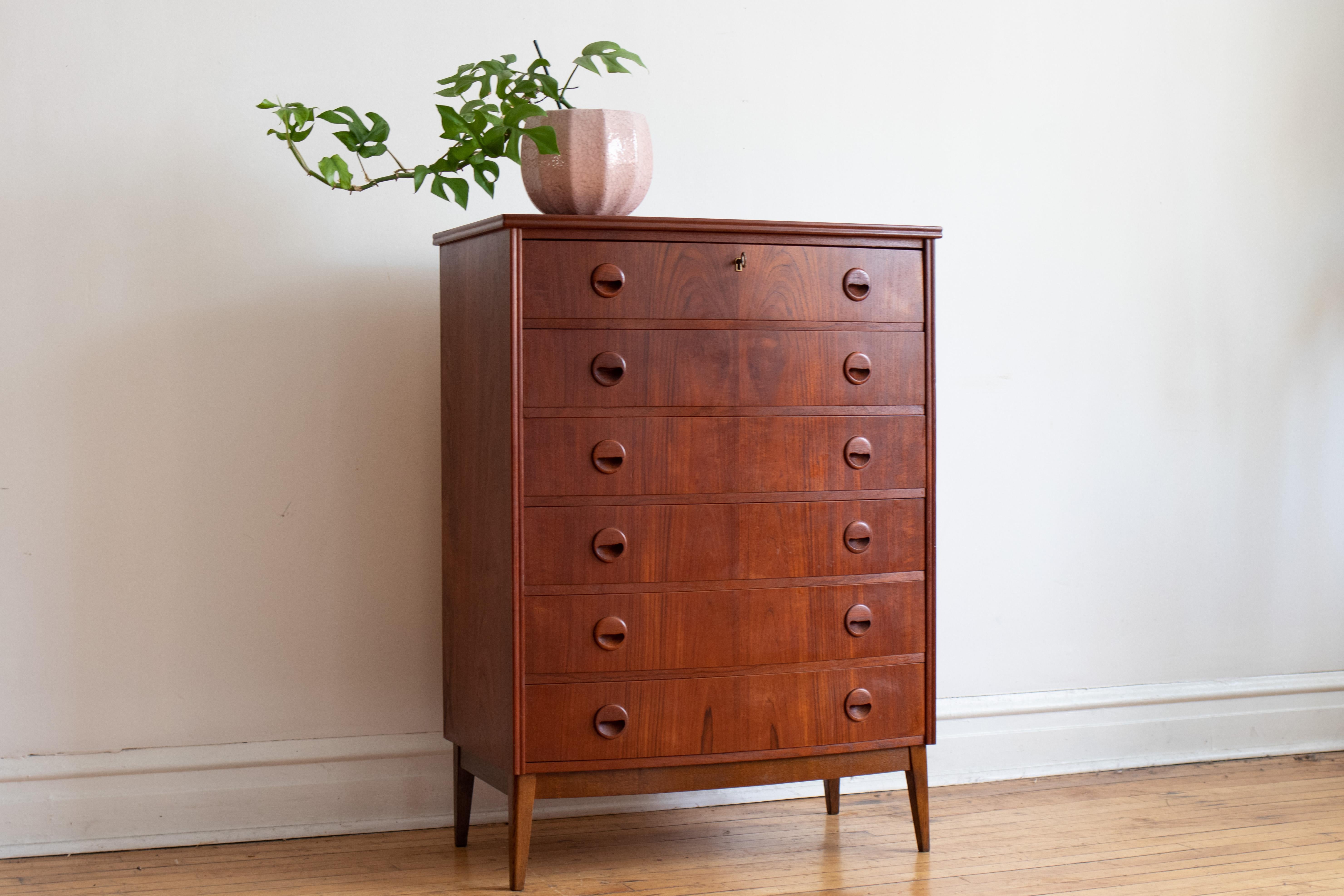Mid-Century Modern Scandinavian teak bow front chest of drawers.
Just imported from Copenhagen.
Six dovetailed drawers.
Locking top drawer; includes vintage key.
Slightly splayed legs.
Excellent vintage condition.

Measures: 30 3/4” wide x