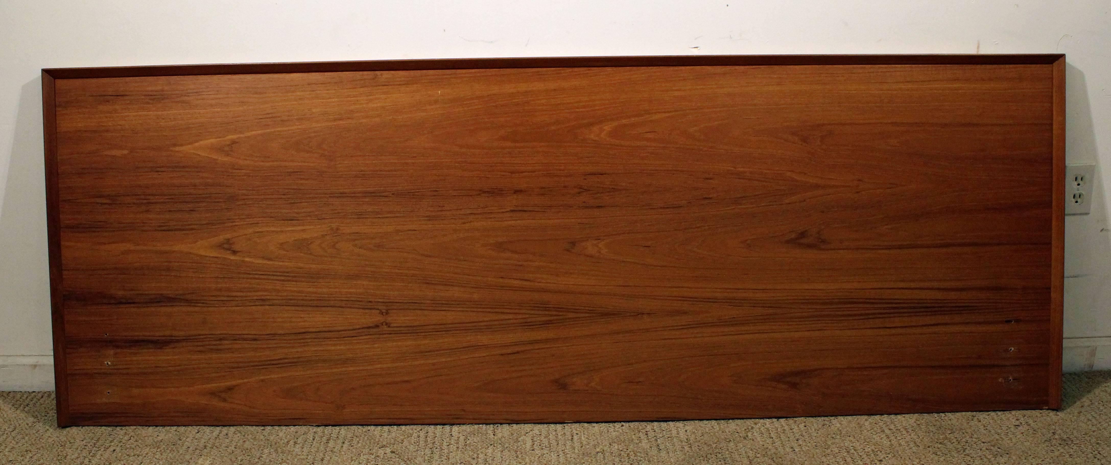 Offered is a Teak king-size headboard. This headboard will fit a king-size mattress.

Dimensions: 82.5