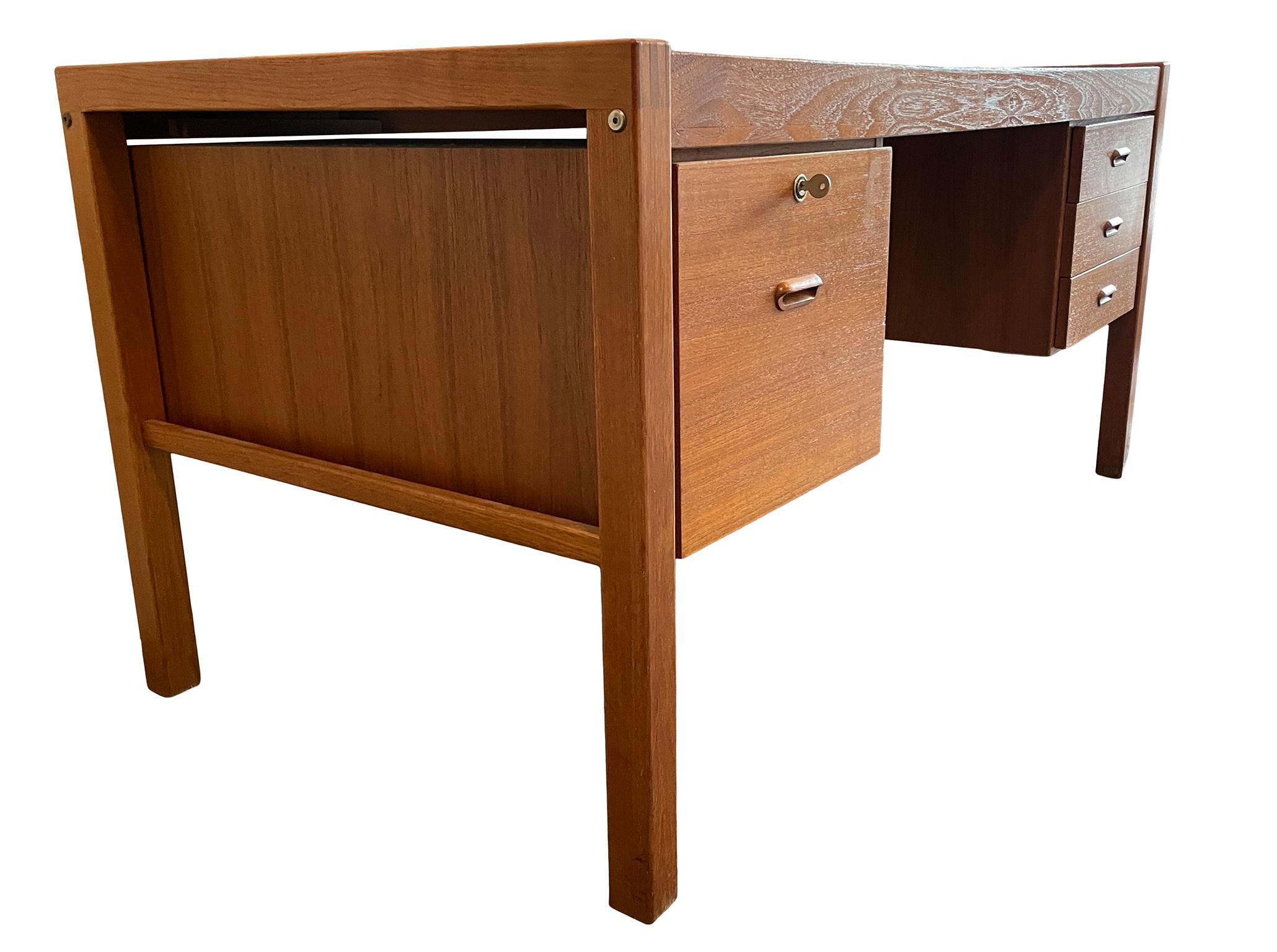 Moderner dänischer Kniehocker-Schreibtisch aus Teakholz mit 4 Schubladen mit Schlüssel aus der Mitte des Jahrhunderts (Moderne der Mitte des Jahrhunderts) im Angebot