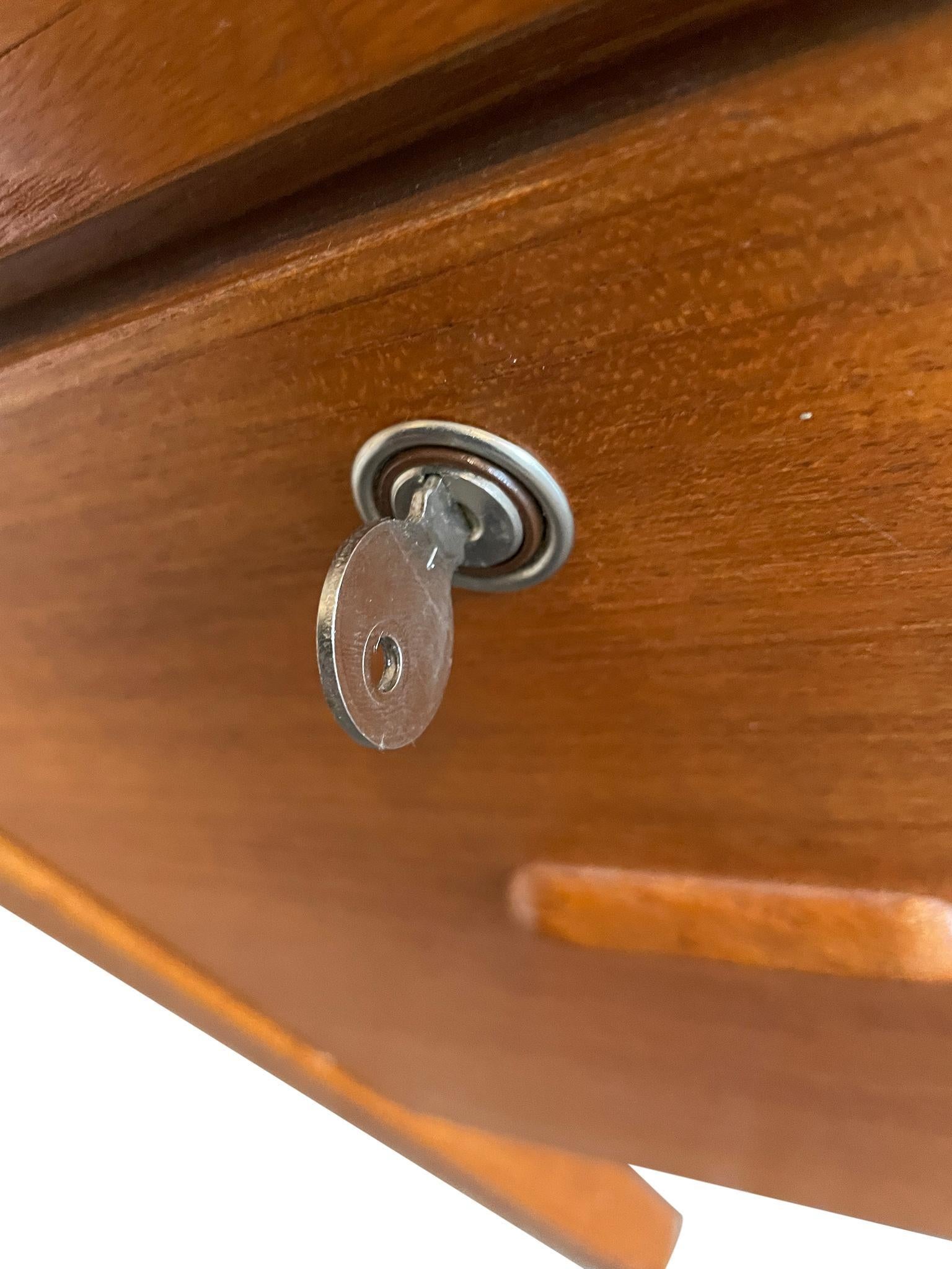 Danese Scrivania a 4 cassetti con foro per le ginocchia in teak del Mid Century Danish Modern con chiave in vendita