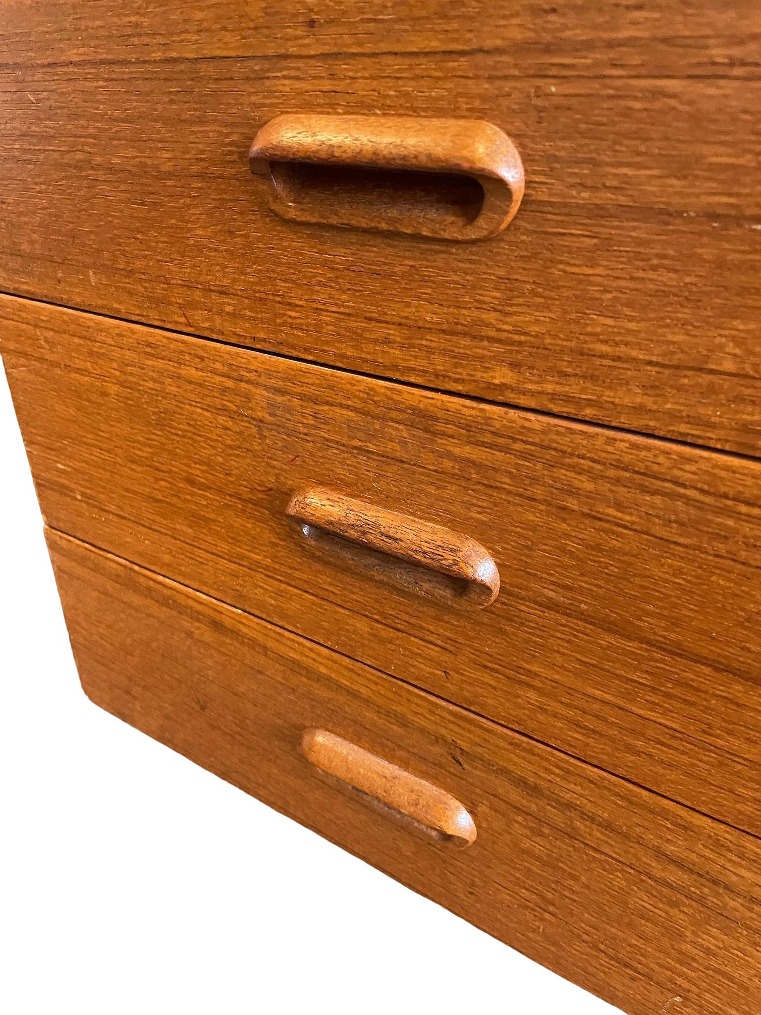 Falegnameria Scrivania a 4 cassetti con foro per le ginocchia in teak del Mid Century Danish Modern con chiave in vendita