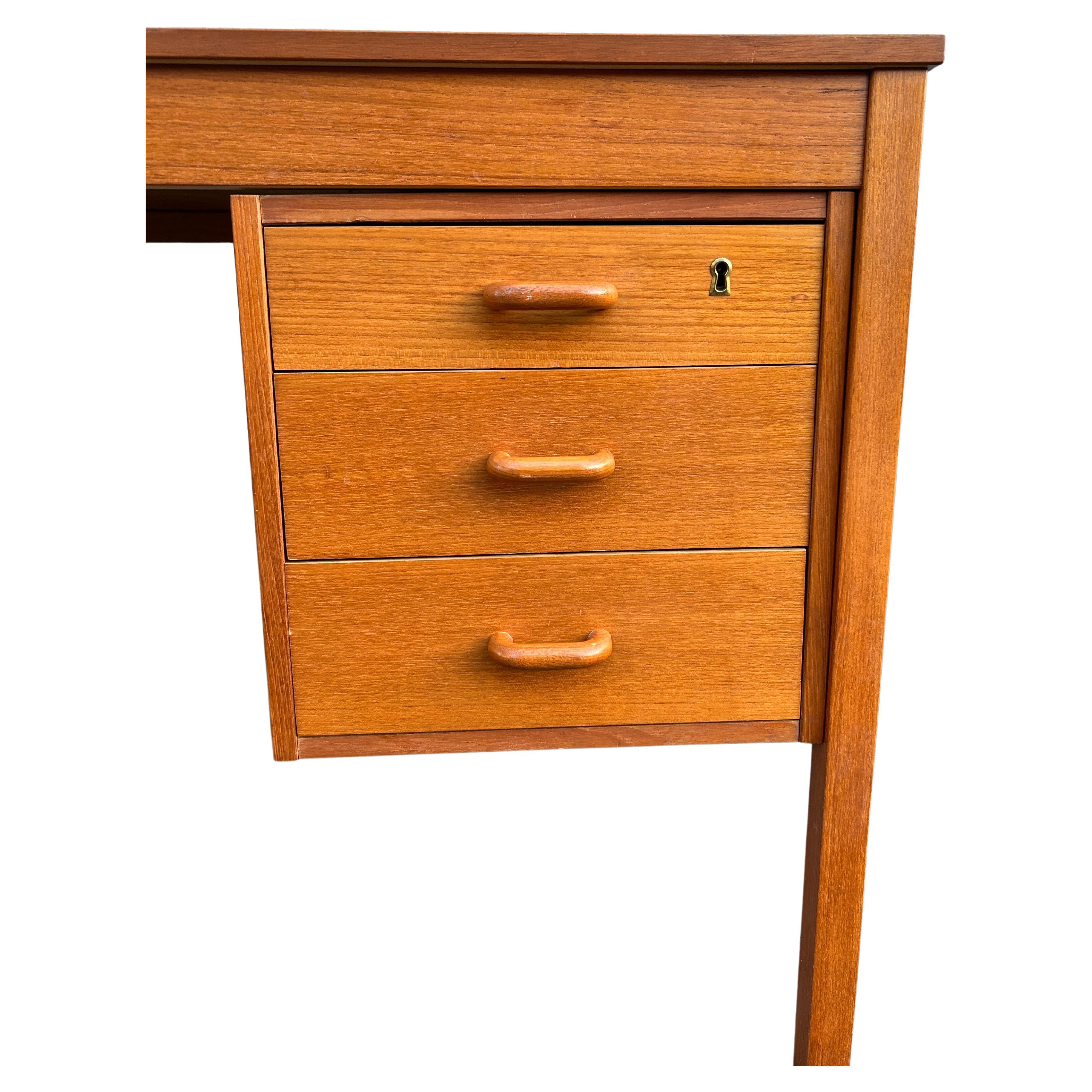 Mid Century Danish Modern Teak Knee Hole 4 Drawer Desk with Key In Good Condition In BROOKLYN, NY