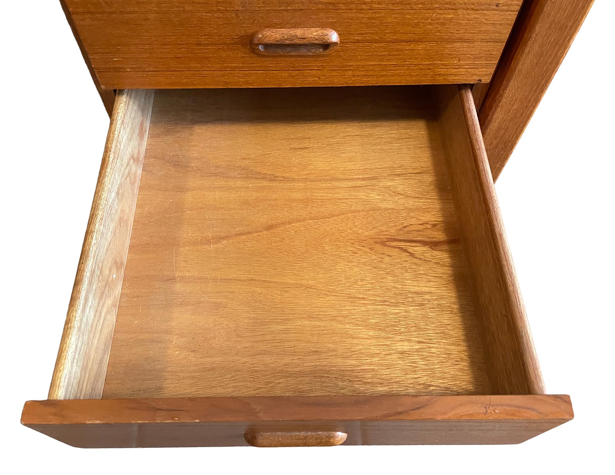 Moderner dänischer Kniehocker-Schreibtisch aus Teakholz mit 4 Schubladen mit Schlüssel aus der Mitte des Jahrhunderts im Zustand „Gut“ im Angebot in BROOKLYN, NY