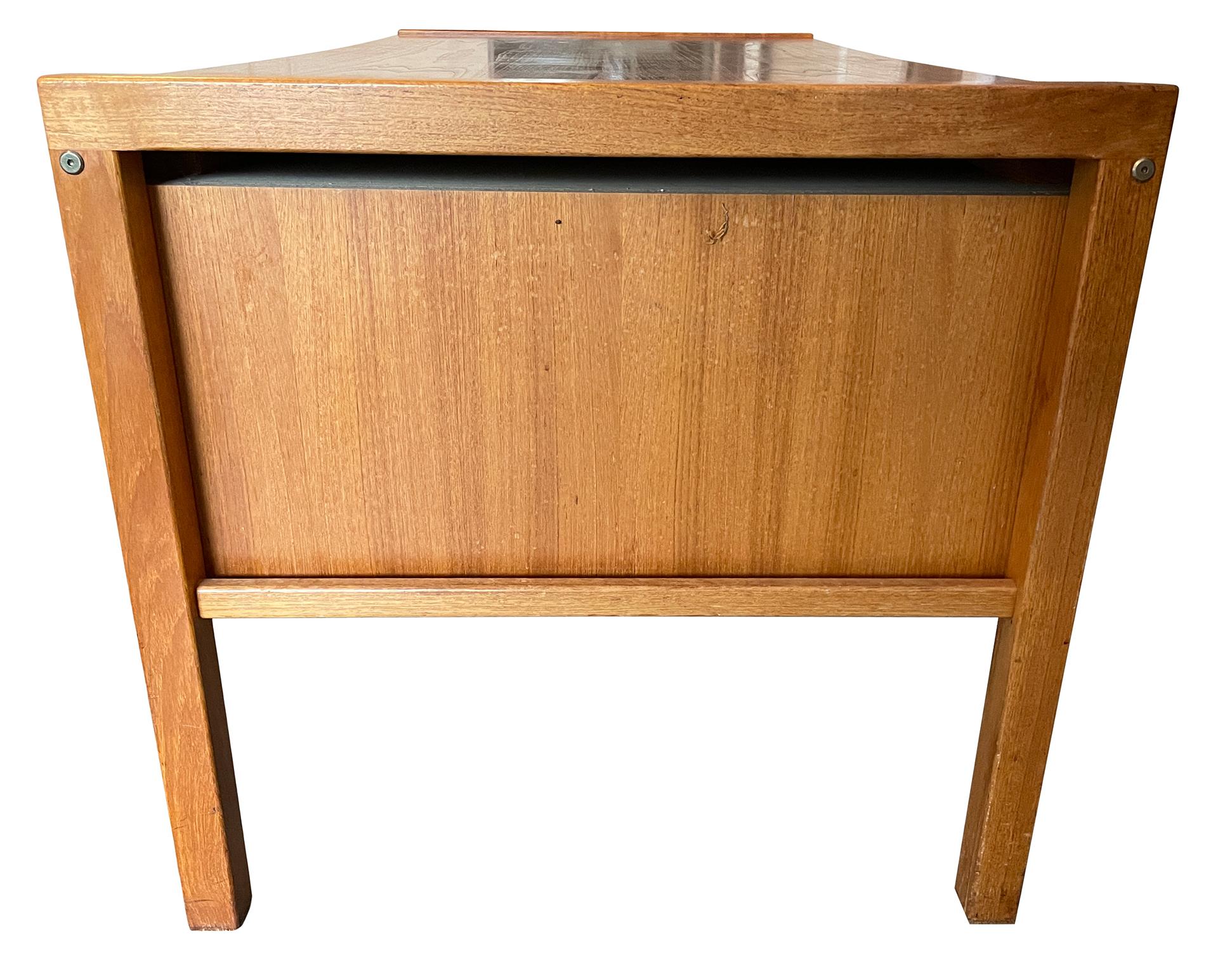 Mid Century Danish Modern Teak Knee Hole 4 Drawer Desk with Key In Good Condition For Sale In BROOKLYN, NY