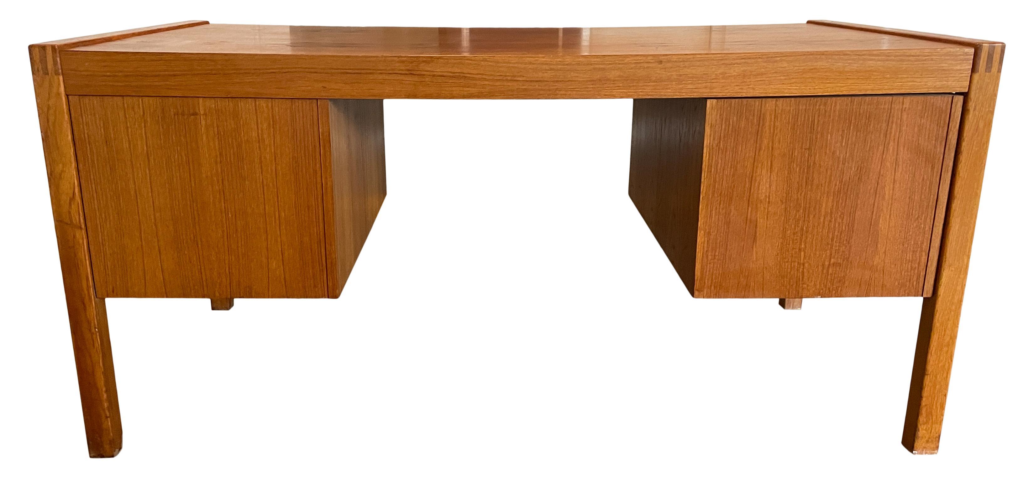 Scrivania a 4 cassetti con foro per le ginocchia in teak del Mid Century Danish Modern con chiave in vendita 1