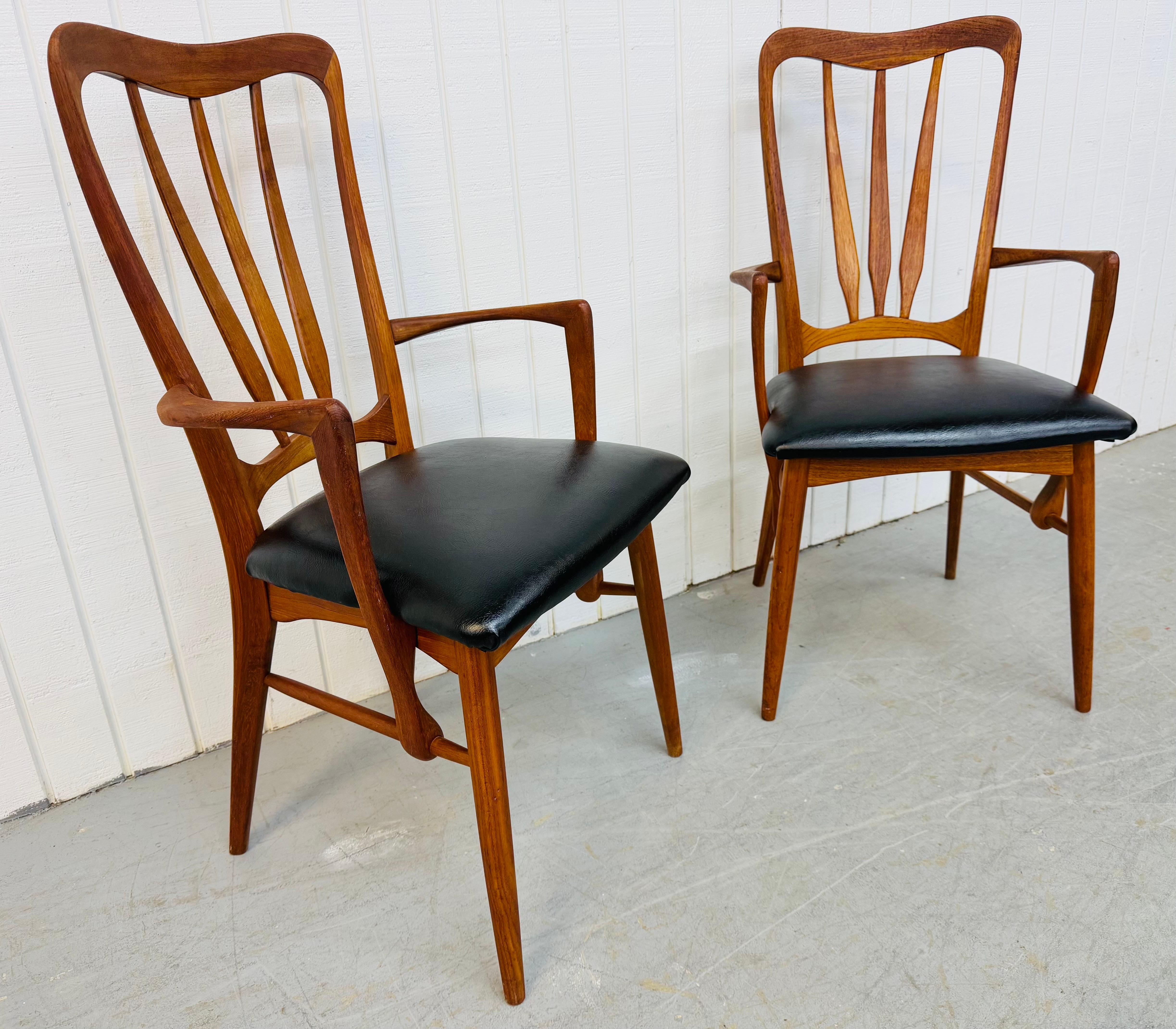 Dieses Angebot ist für ein Paar Mid-Century Danish Modern Teak Koefoed Ingrid Arm Chairs. Ausgestattet mit einem  Querlenker-Design, Teakholzrahmen, moderne Beine und neu gepolsterte Sitze. Dies ist eine außergewöhnliche Kombination aus Qualität und