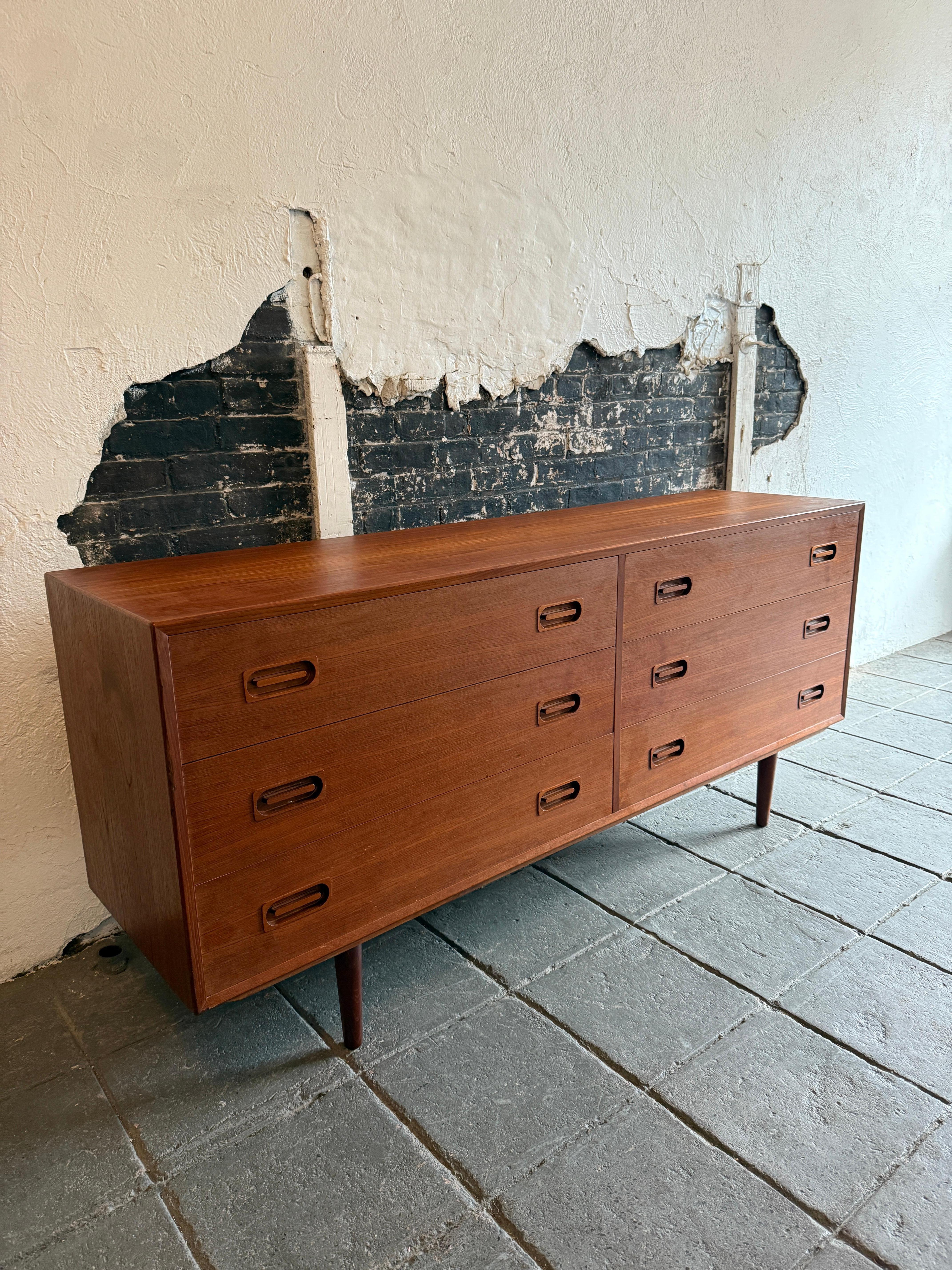 Mid-Century moderno Medio secolo Danese Moderno in Teak Lungo Basso 6 Cassetti Credenza Drylund in vendita