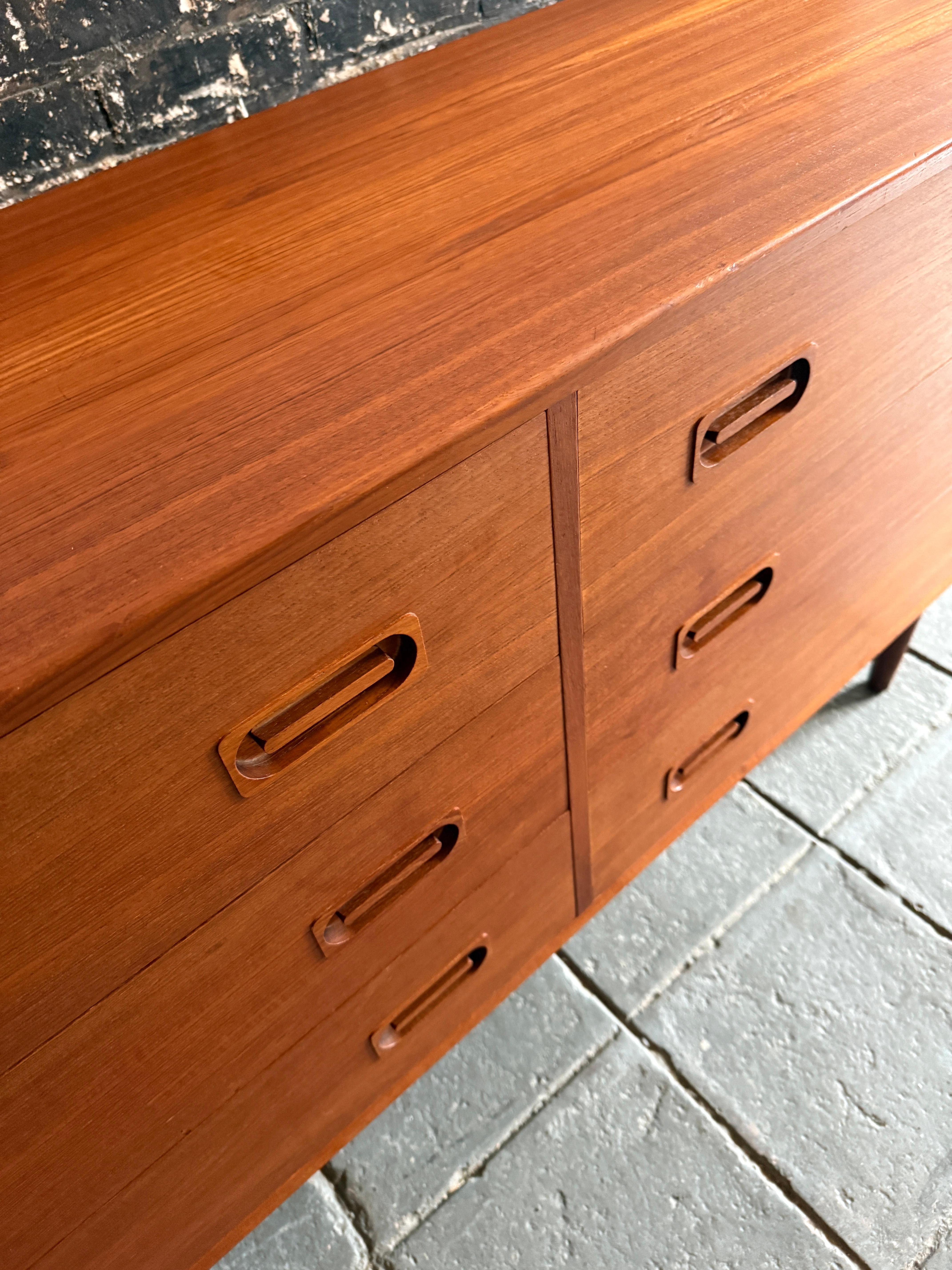 Mid-Century Danish Modern Teak Long Low 6 Drawer Dresser Credenza Drylund In Good Condition In BROOKLYN, NY