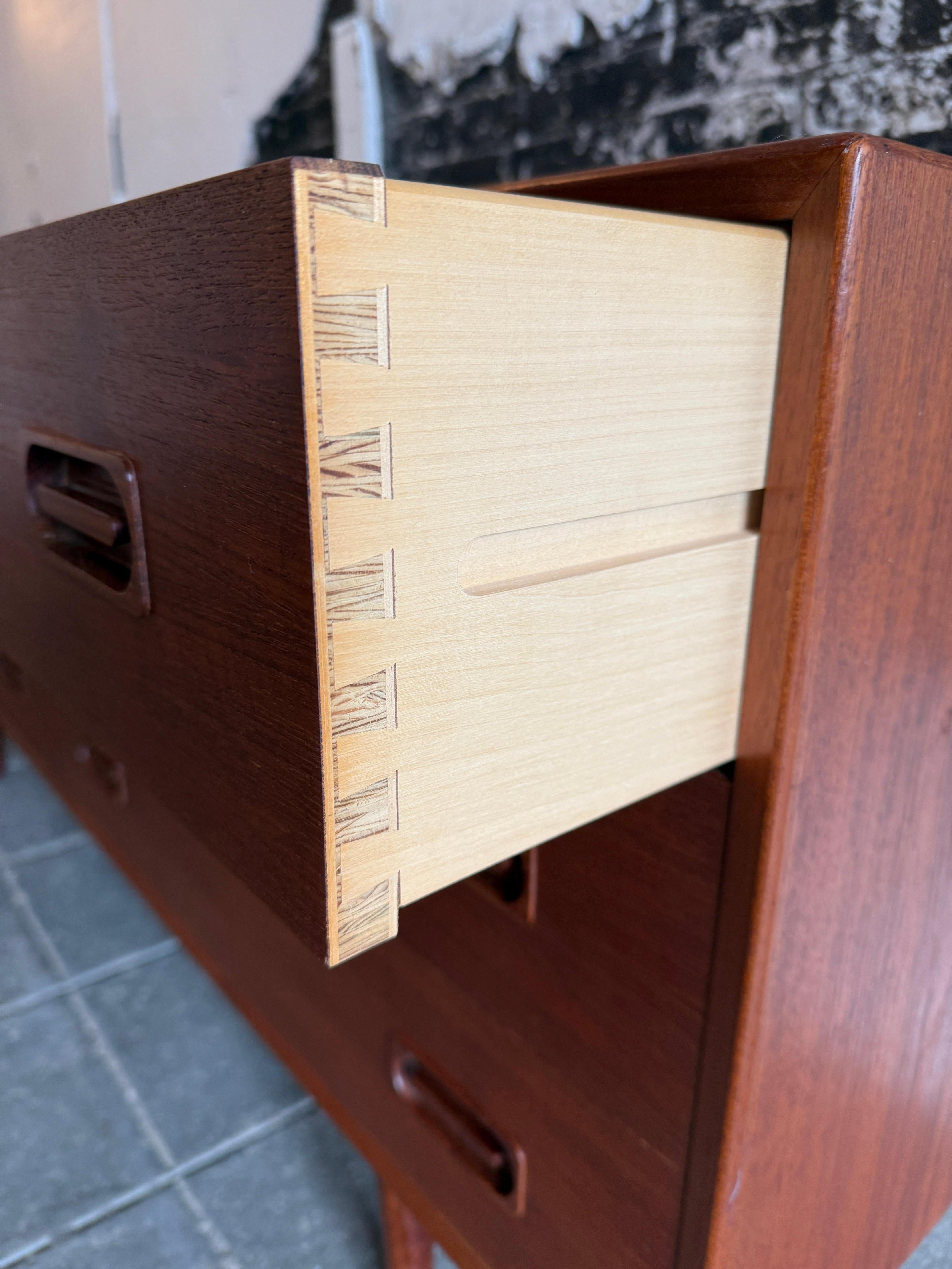 Medio secolo Danese Moderno in Teak Lungo Basso 6 Cassetti Credenza Drylund in vendita 2