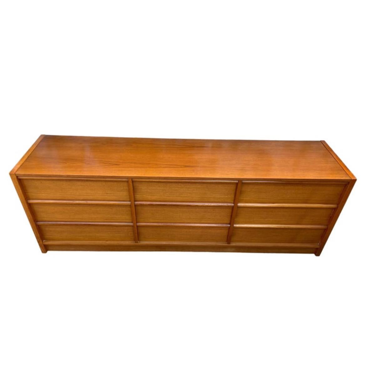 Very clean mid-century Danish modern long and low teak 9 drawer credenza or dresser. All drawers slide smooth. Beautiful teak grain. Very clean inside and out. Dovetail joints on drawers. Made In Denmark labeled. Located in Brooklyn NYC.

Measures