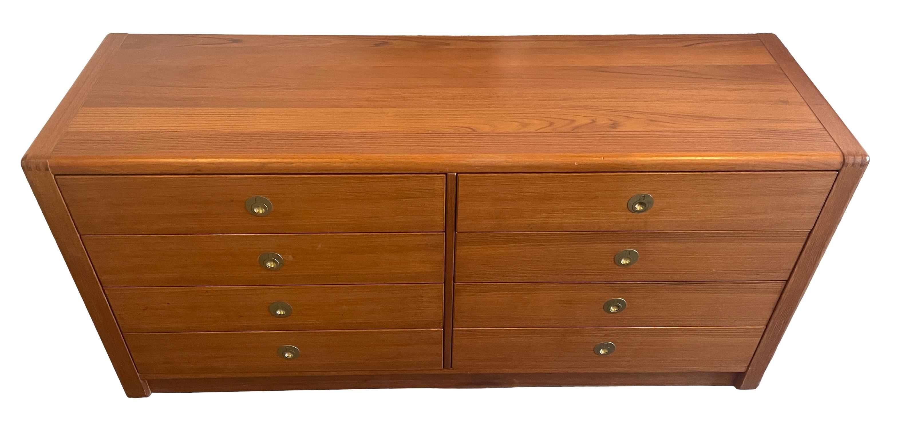 Mid-Century moderno Comò moderno danese di metà secolo in teak a 8 cassetti con tiranti a pettine in ottone in vendita