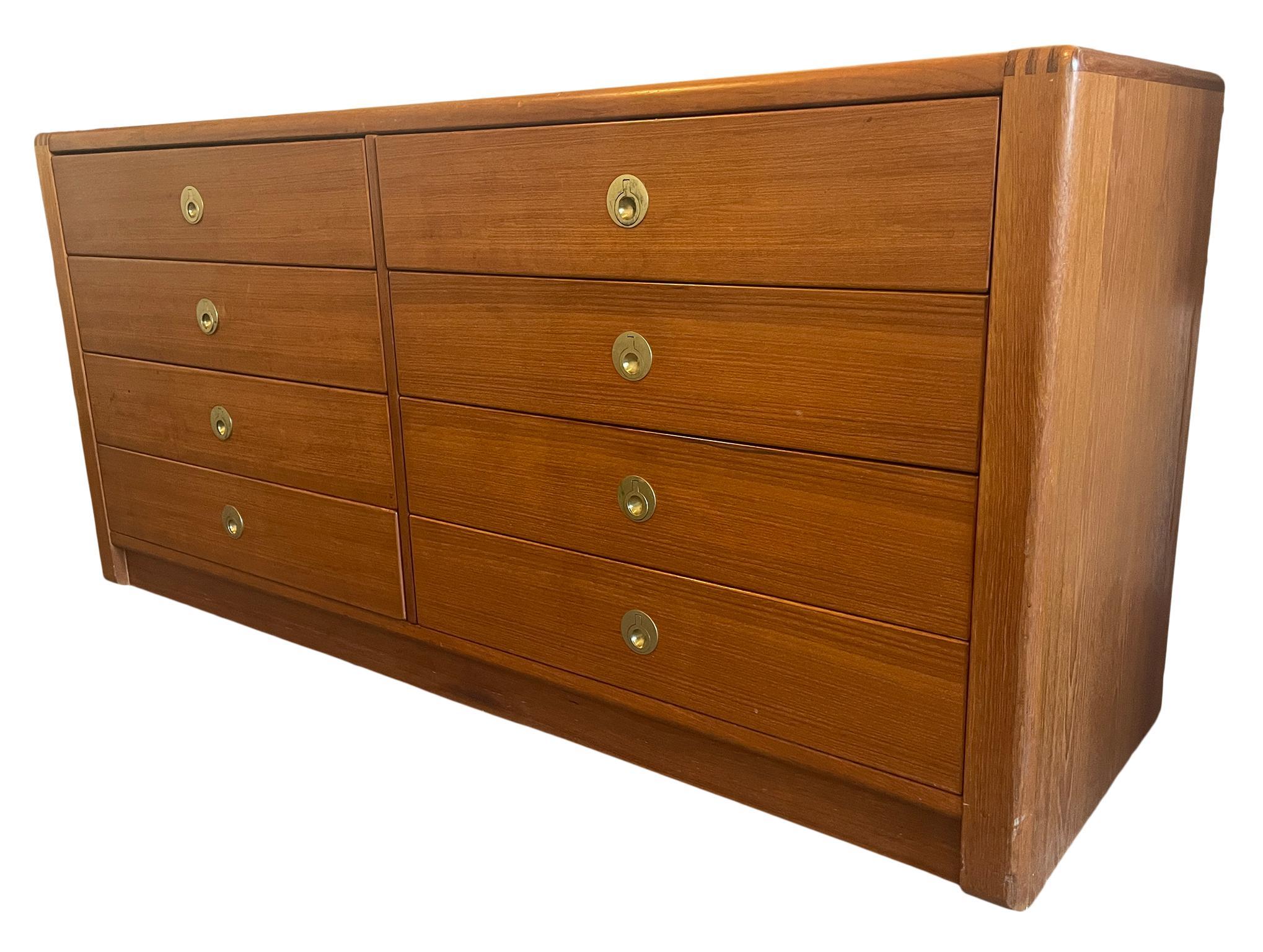 Danese Comò moderno danese di metà secolo in teak a 8 cassetti con tiranti a pettine in ottone in vendita