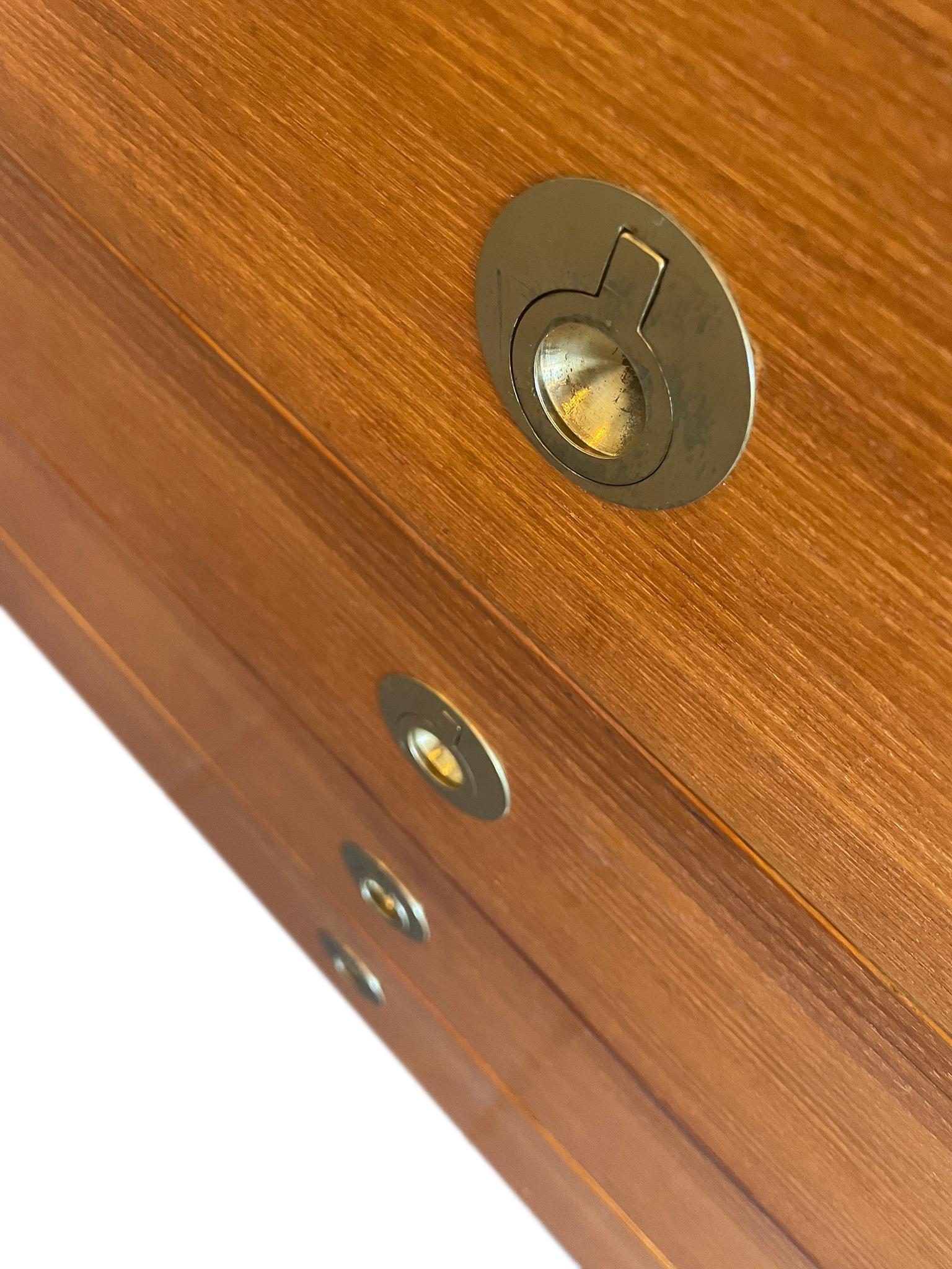 Falegnameria Comò moderno danese di metà secolo in teak a 8 cassetti con tiranti a pettine in ottone in vendita