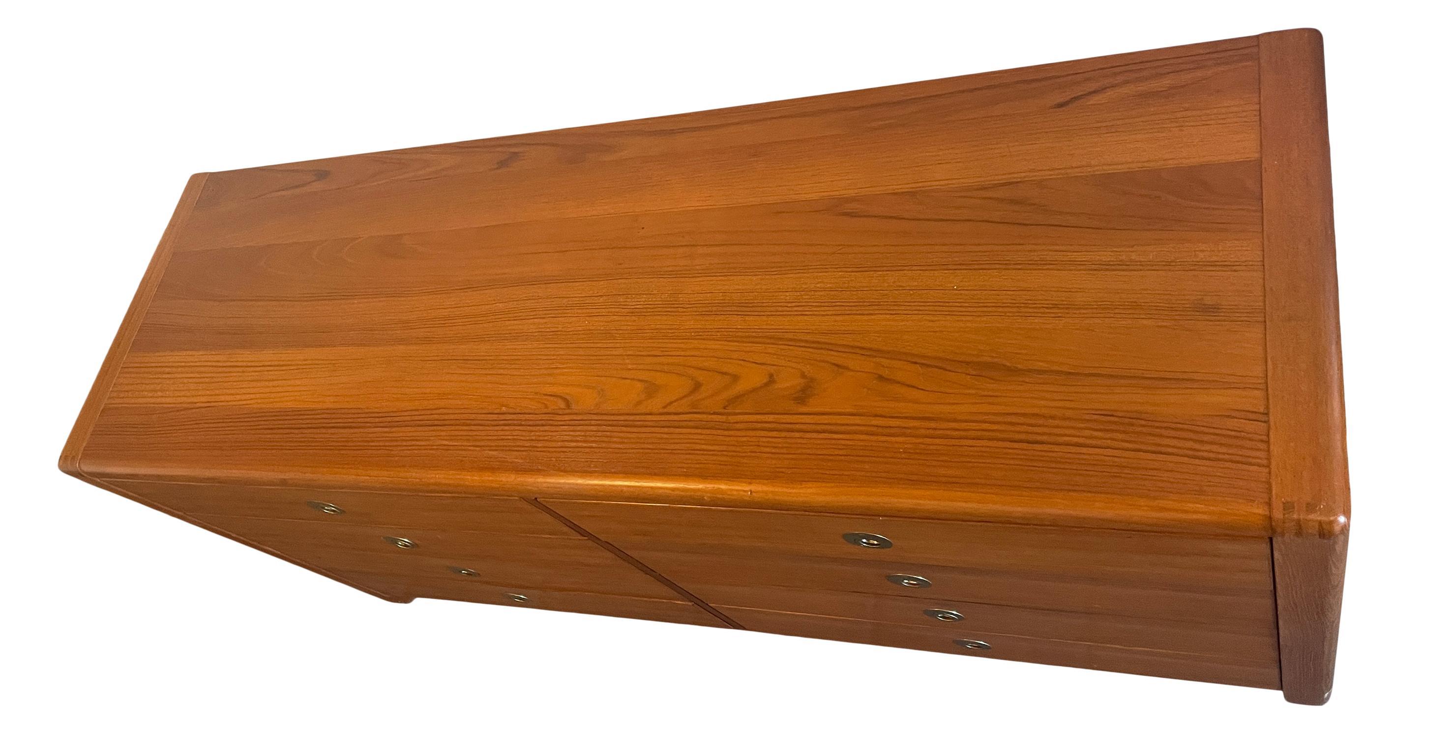 Comò moderno danese di metà secolo in teak a 8 cassetti con tiranti a pettine in ottone In condizioni buone in vendita a Brooklyn, NY