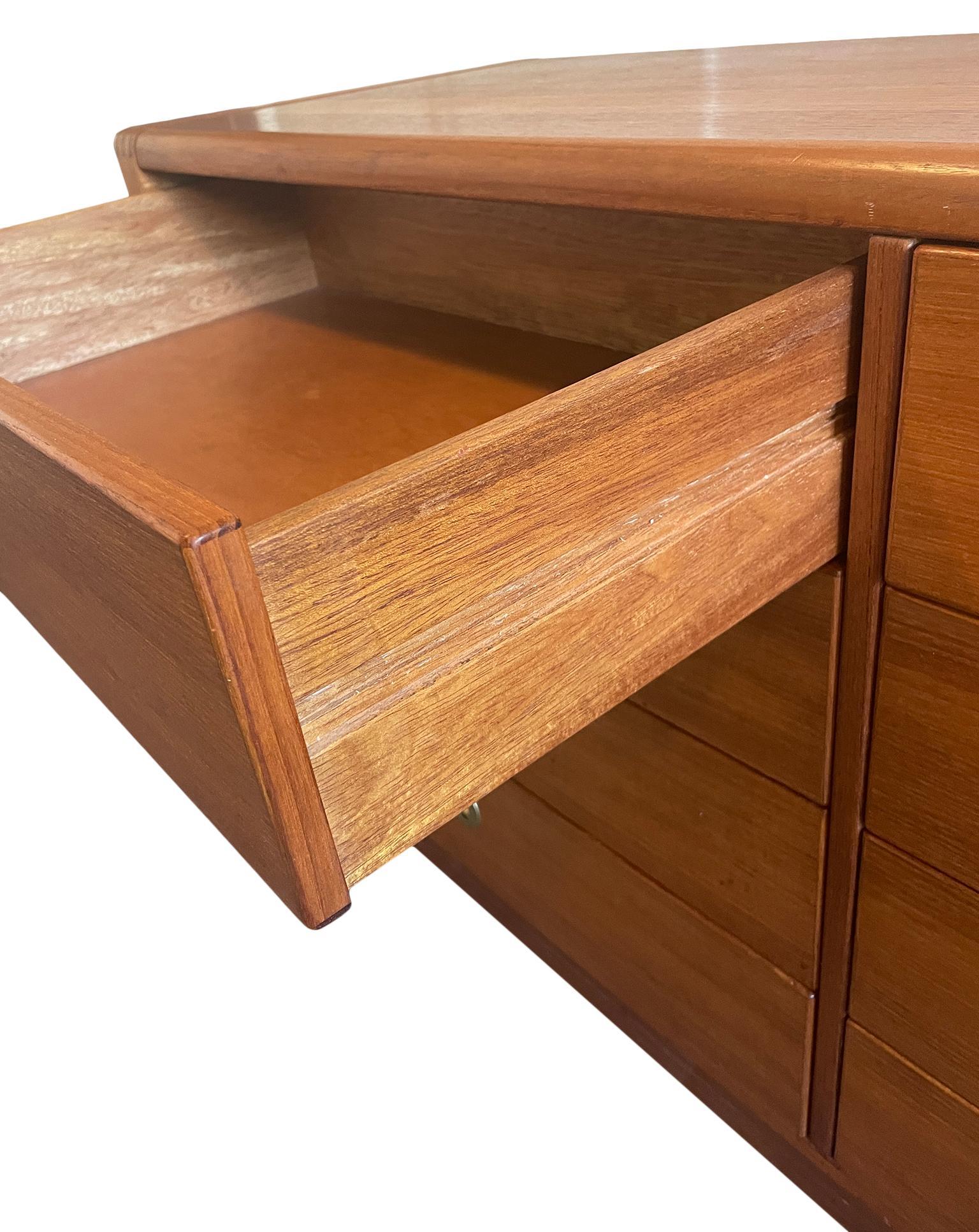 Ottone Comò moderno danese di metà secolo in teak a 8 cassetti con tiranti a pettine in ottone in vendita