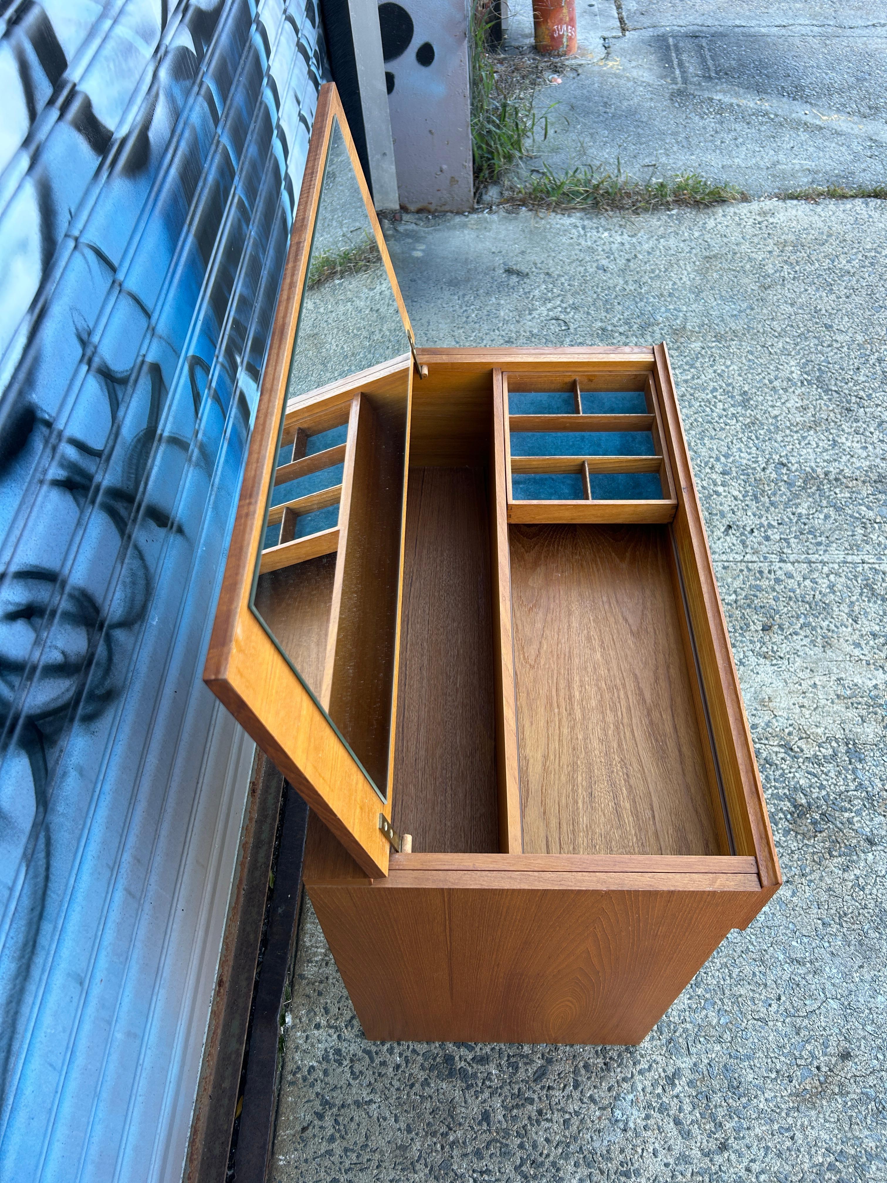 Mid Century Danish Modern Teak make up Vanity jewelry box by Arne Wahl Iversen In Good Condition For Sale In BROOKLYN, NY