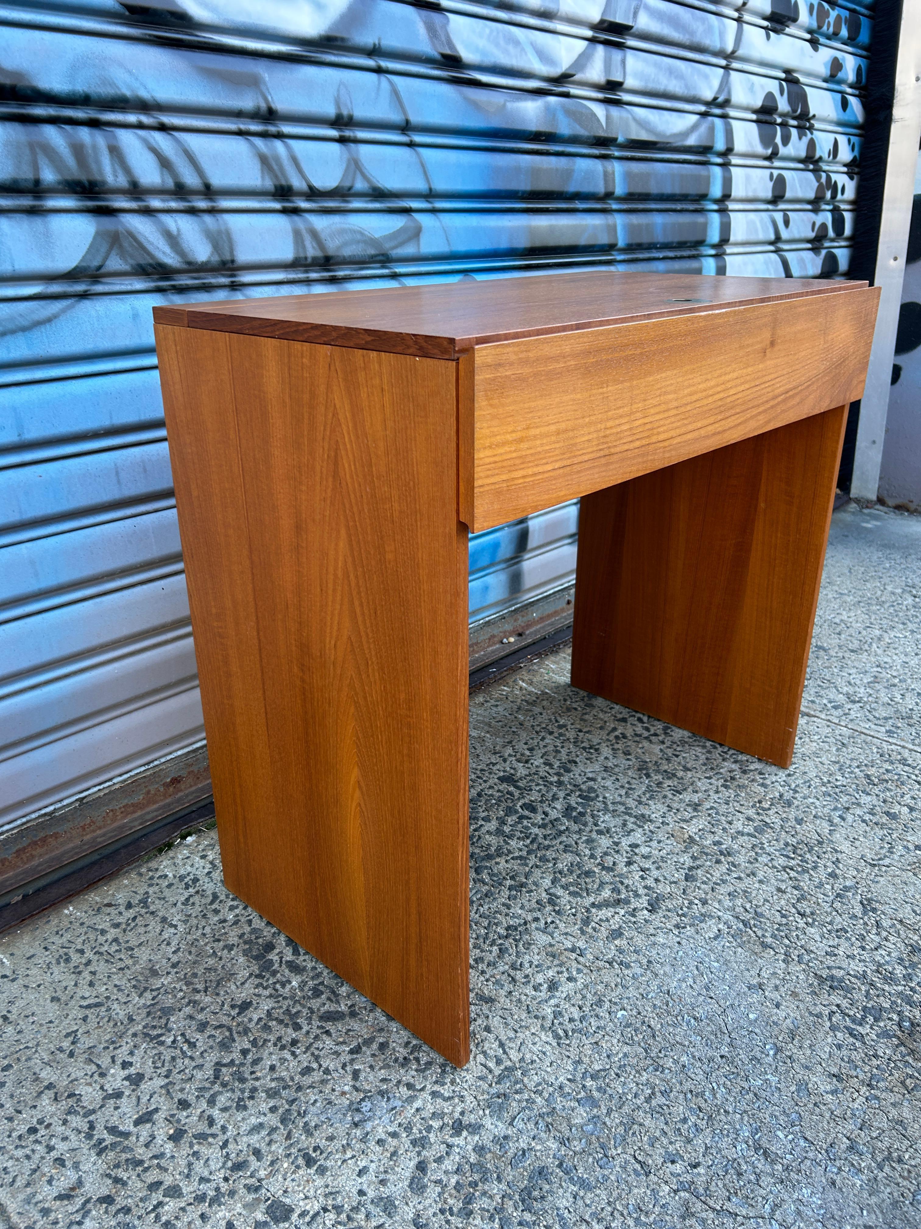 Maquillaje moderno danés de mediados de siglo en teca Joyero de tocador de Arne Wahl Iversen en Bueno estado para la venta en Brooklyn, NY