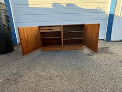 Mini credenza/credenza danese moderna di metà secolo in teak