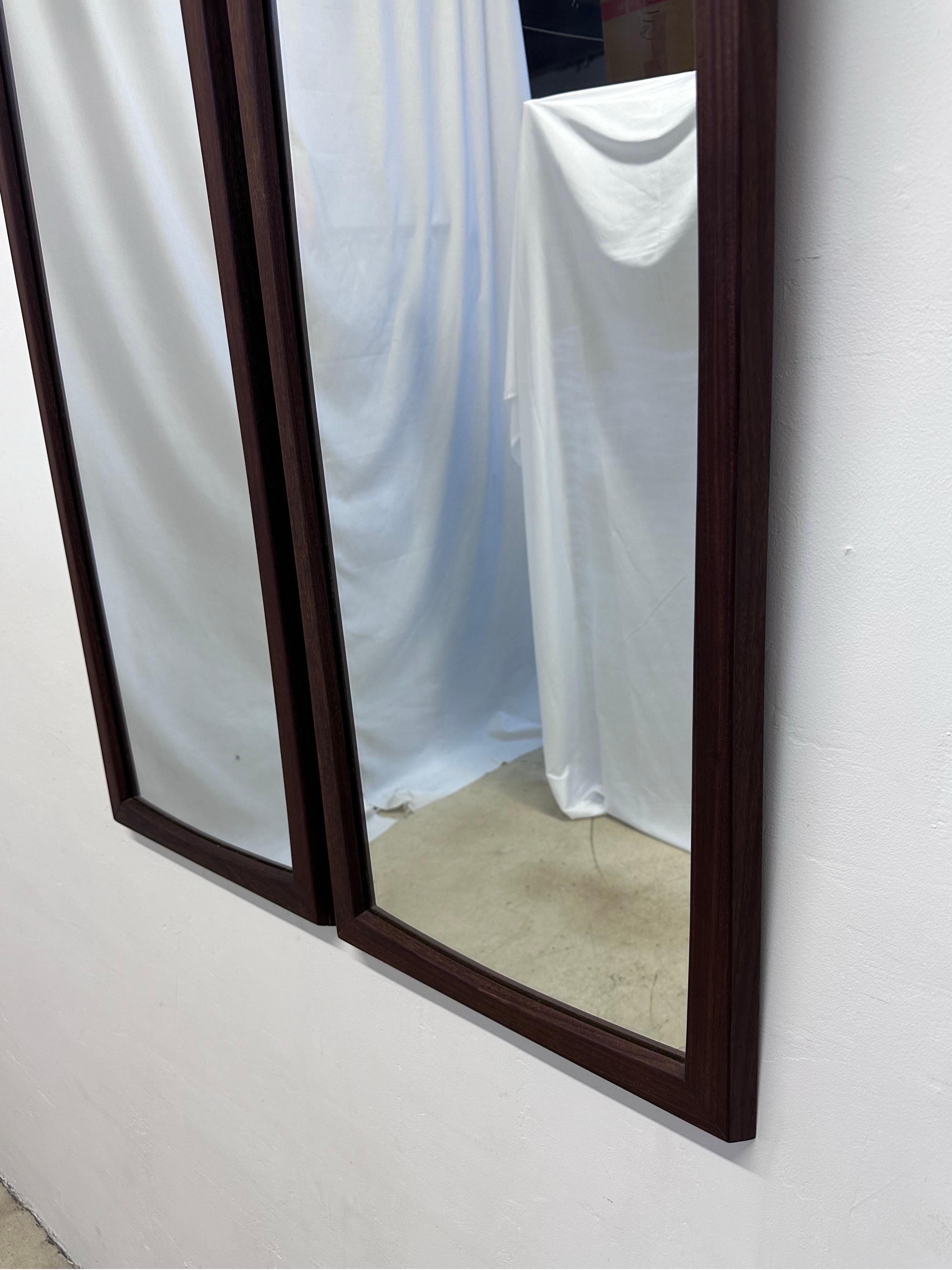 Dänische Moderne Teakholz-Spiegel aus der Jahrhundertmitte - ein Paar im Zustand „Gut“ im Angebot in Miami, FL