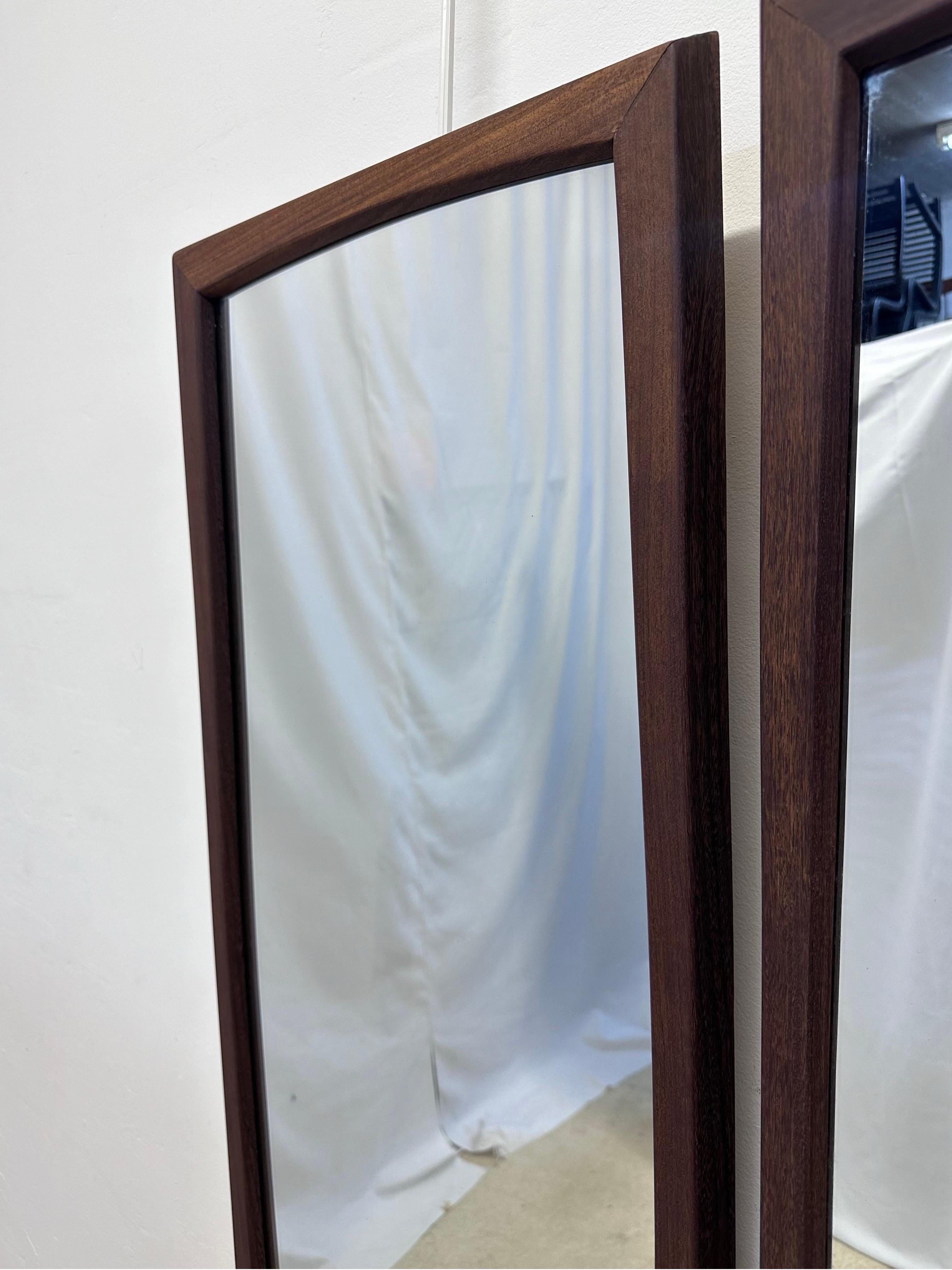 Paire de miroirs en teck de la modernité danoise du milieu du siècle dernier Bon état - En vente à Miami, FL