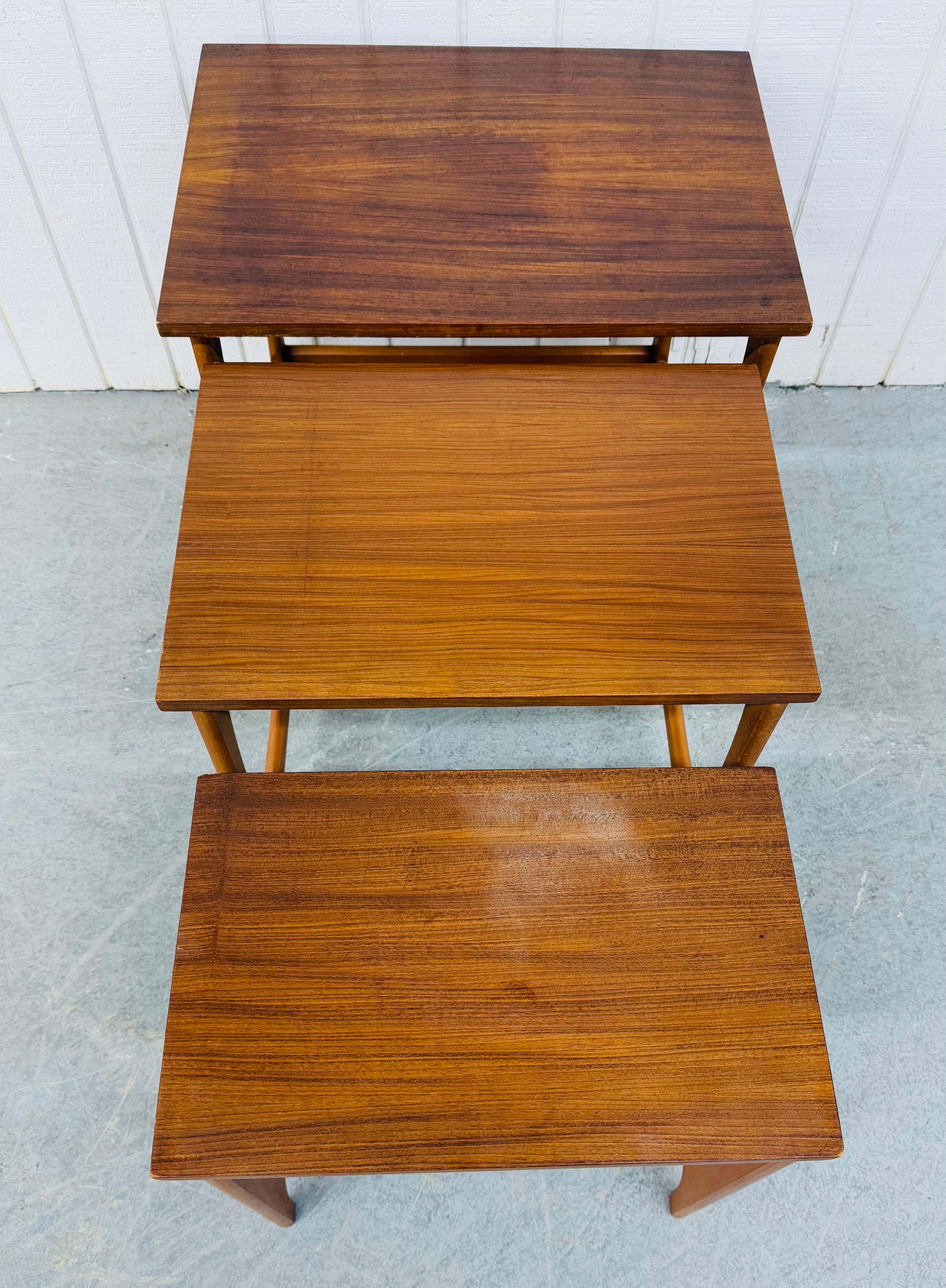 Cette annonce concerne un ensemble de tables gigognes en teck de style moderne danois du milieu du siècle. Elle se caractérise par un design rectiligne, des plateaux rectangulaires, des pieds modernes avec une base en forme d'étirement, et une