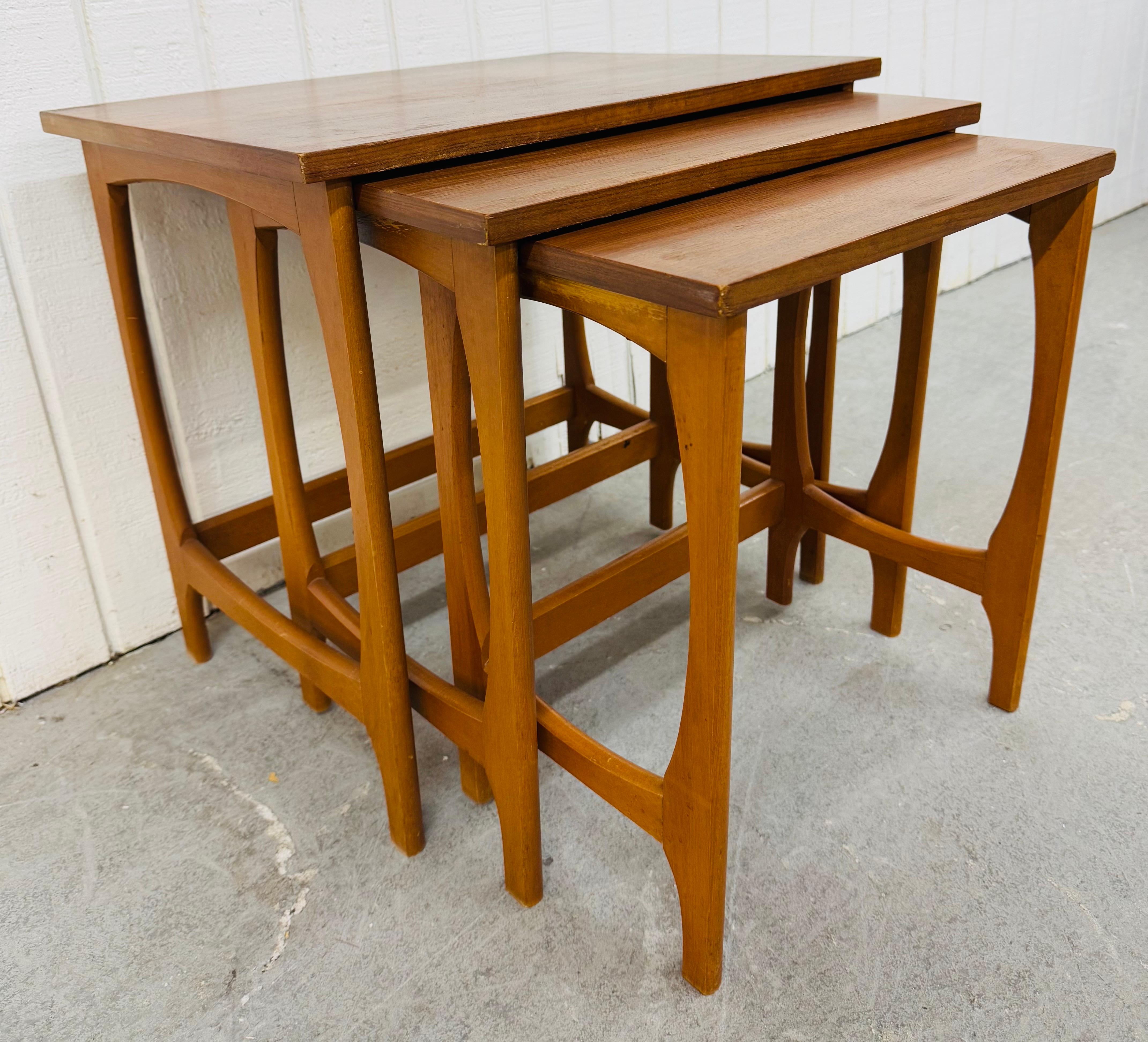 Mid-Century Modern Table gigogne danoise moderne du milieu du siècle dernier en teck, lot de 3 en vente