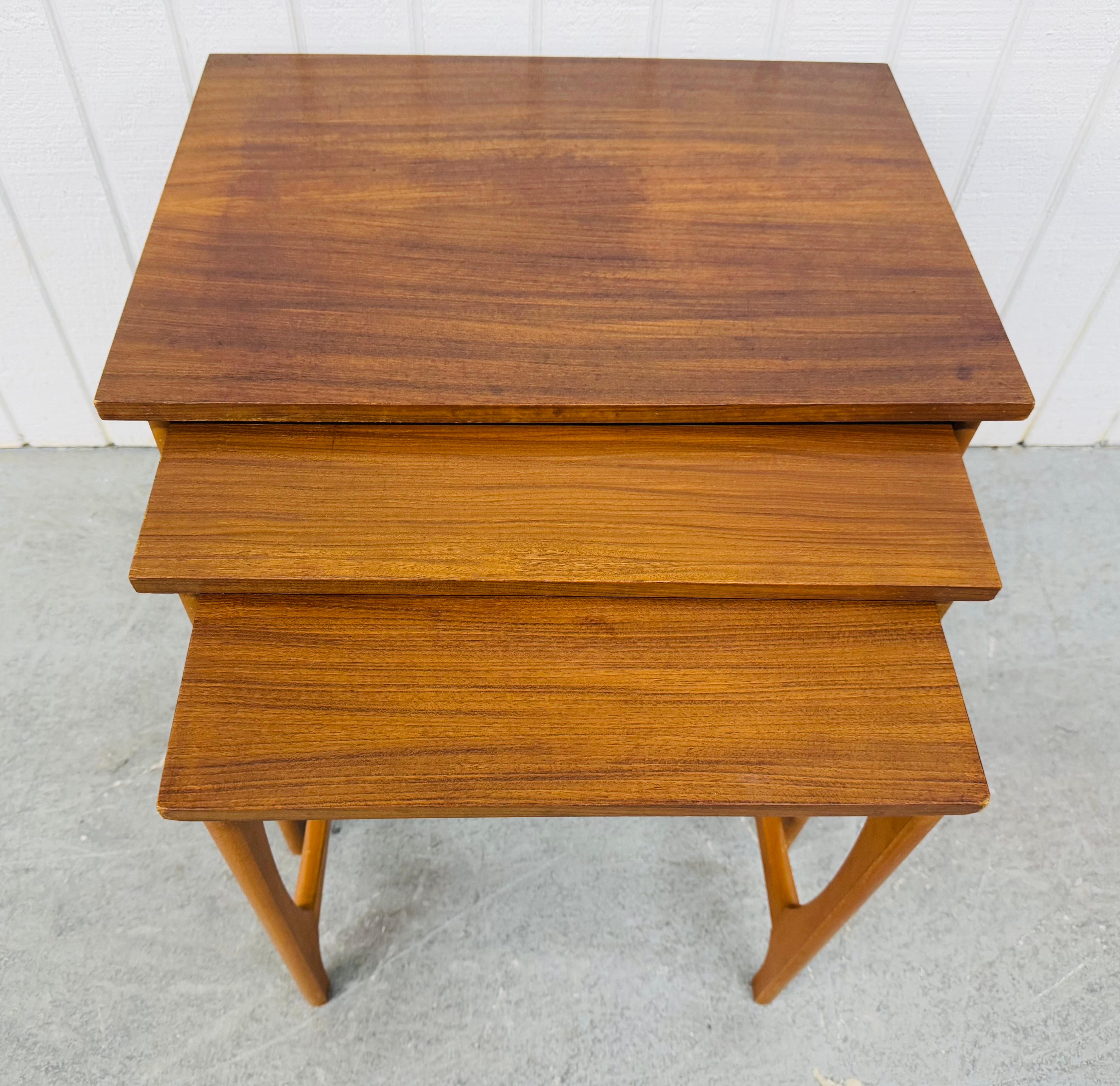 Danois Table gigogne danoise moderne du milieu du siècle dernier en teck, lot de 3 en vente