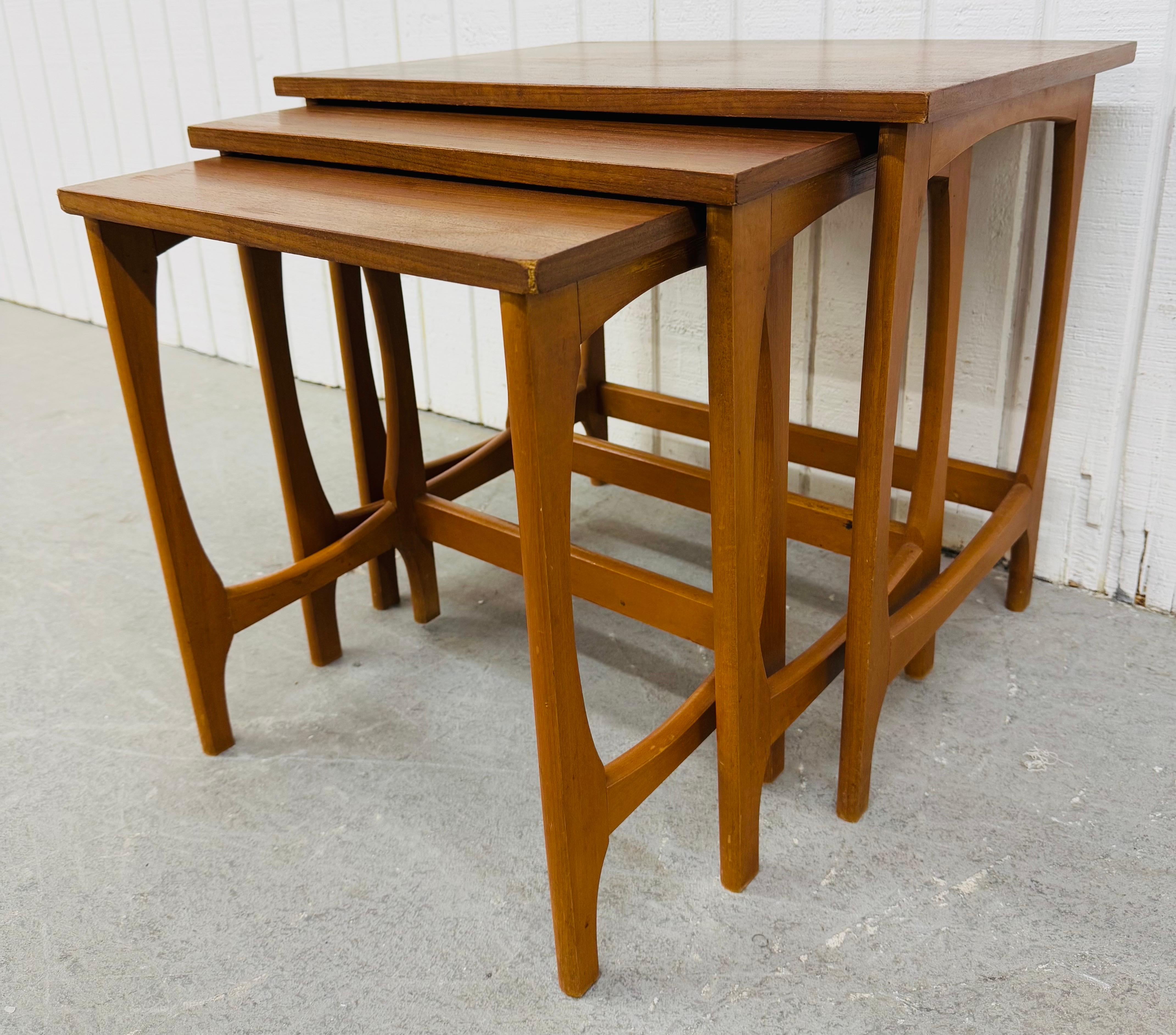 Table gigogne danoise moderne du milieu du siècle dernier en teck, lot de 3 Bon état - En vente à Clarksboro, NJ