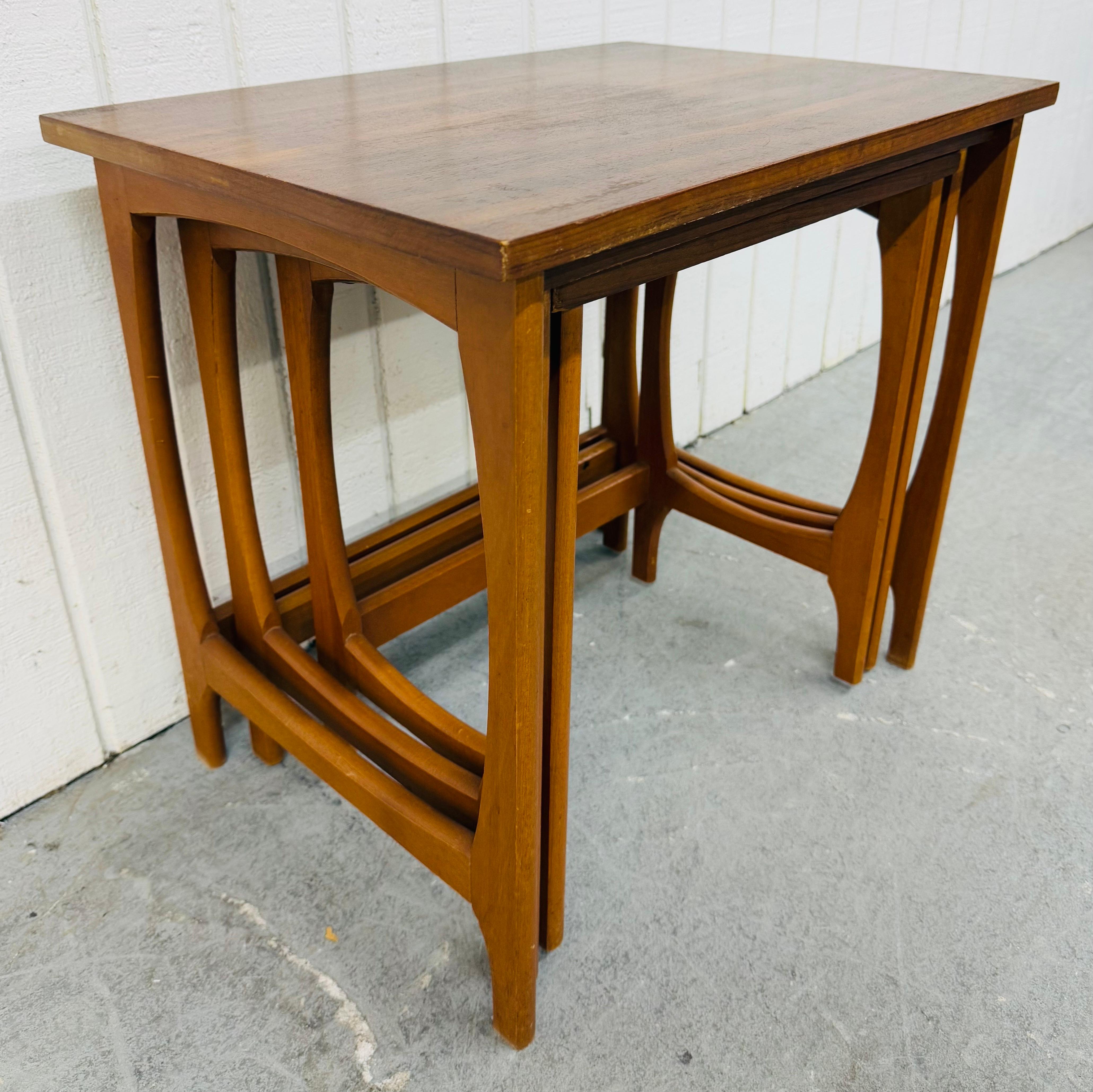 20ième siècle Table gigogne danoise moderne du milieu du siècle dernier en teck, lot de 3 en vente