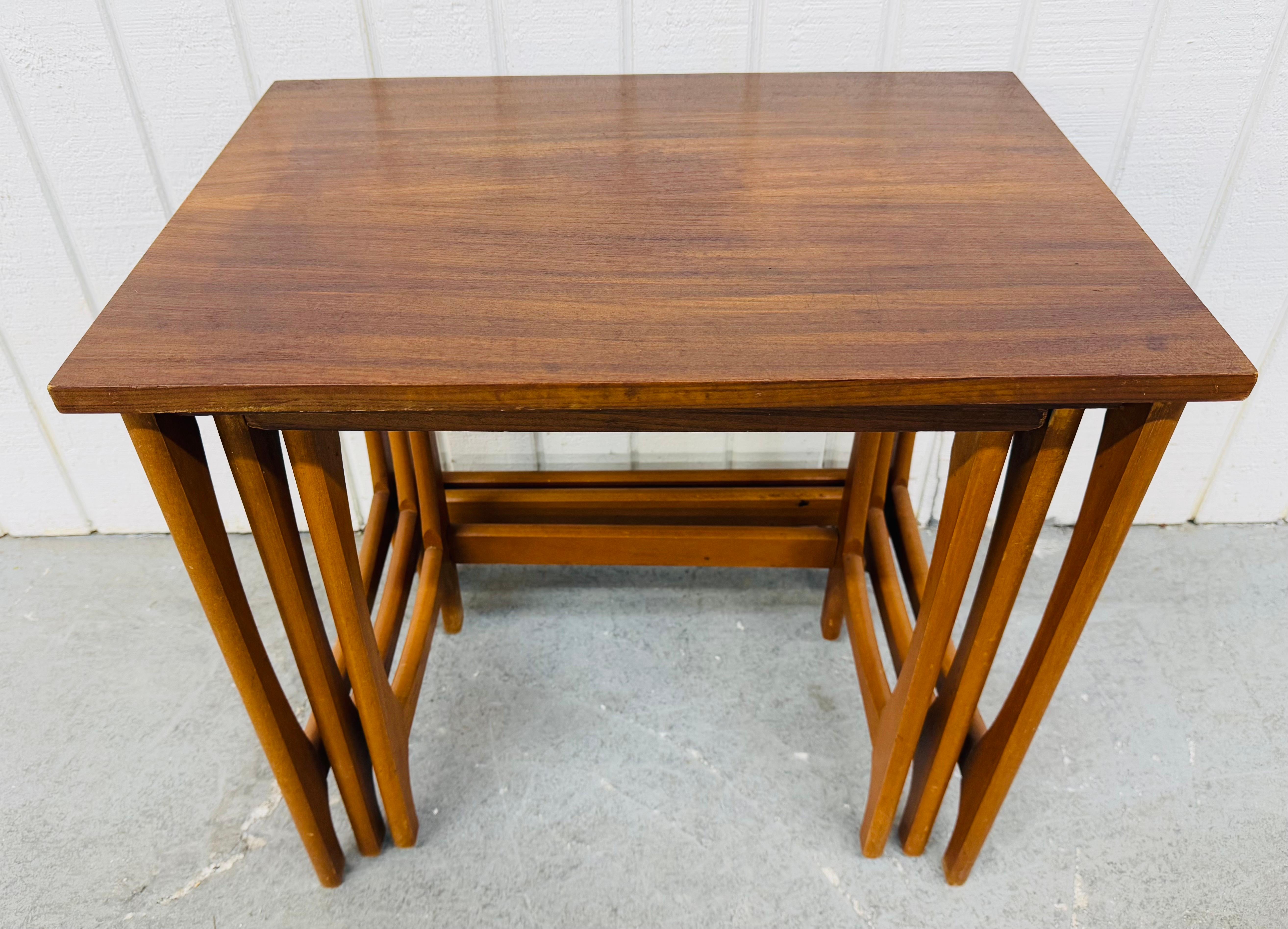 Bois Table gigogne danoise moderne du milieu du siècle dernier en teck, lot de 3 en vente