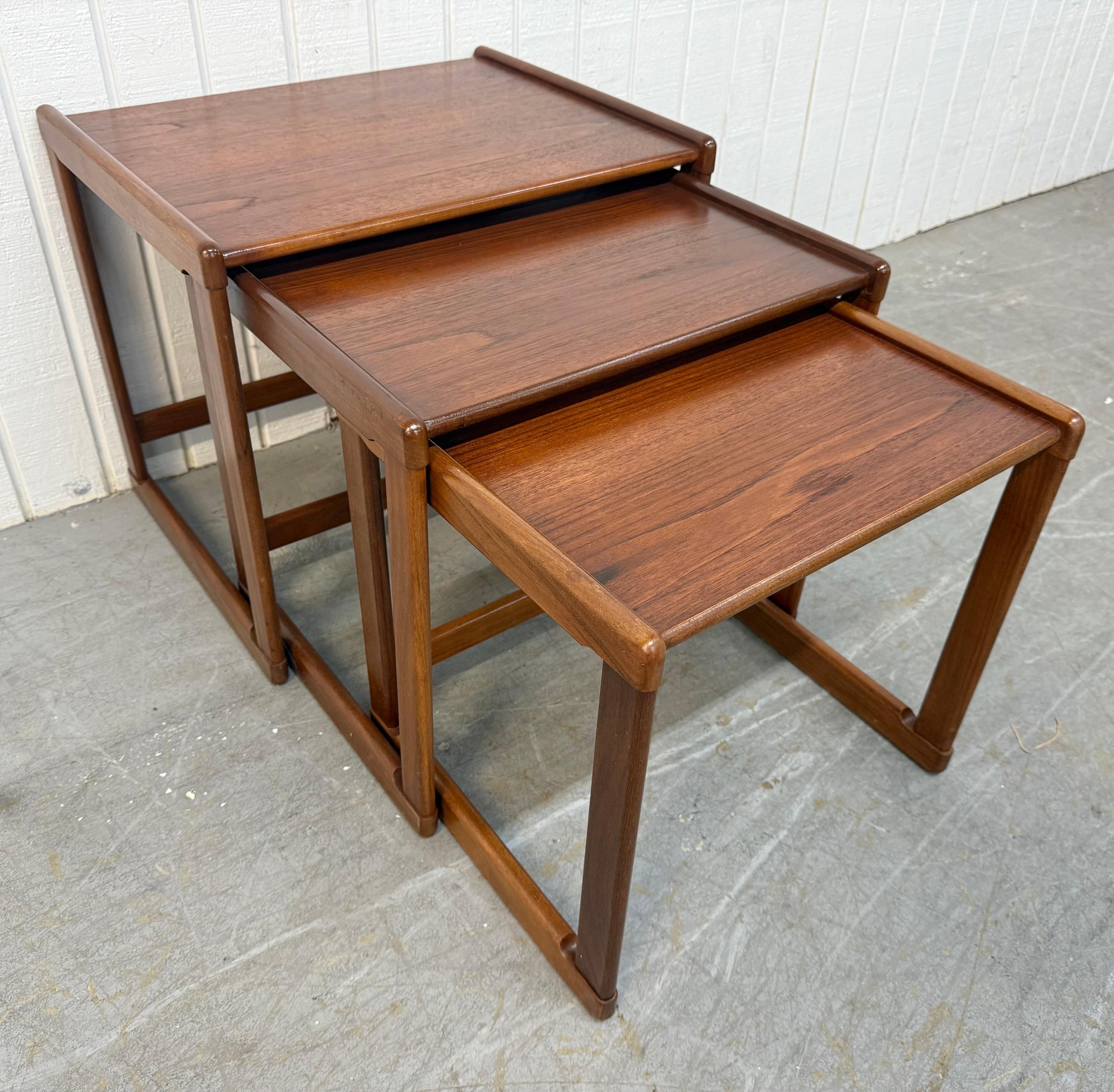 Mid-Century Modern Mid-Century Danish Modern Teak Nesting Tables -
Set of 3 en vente