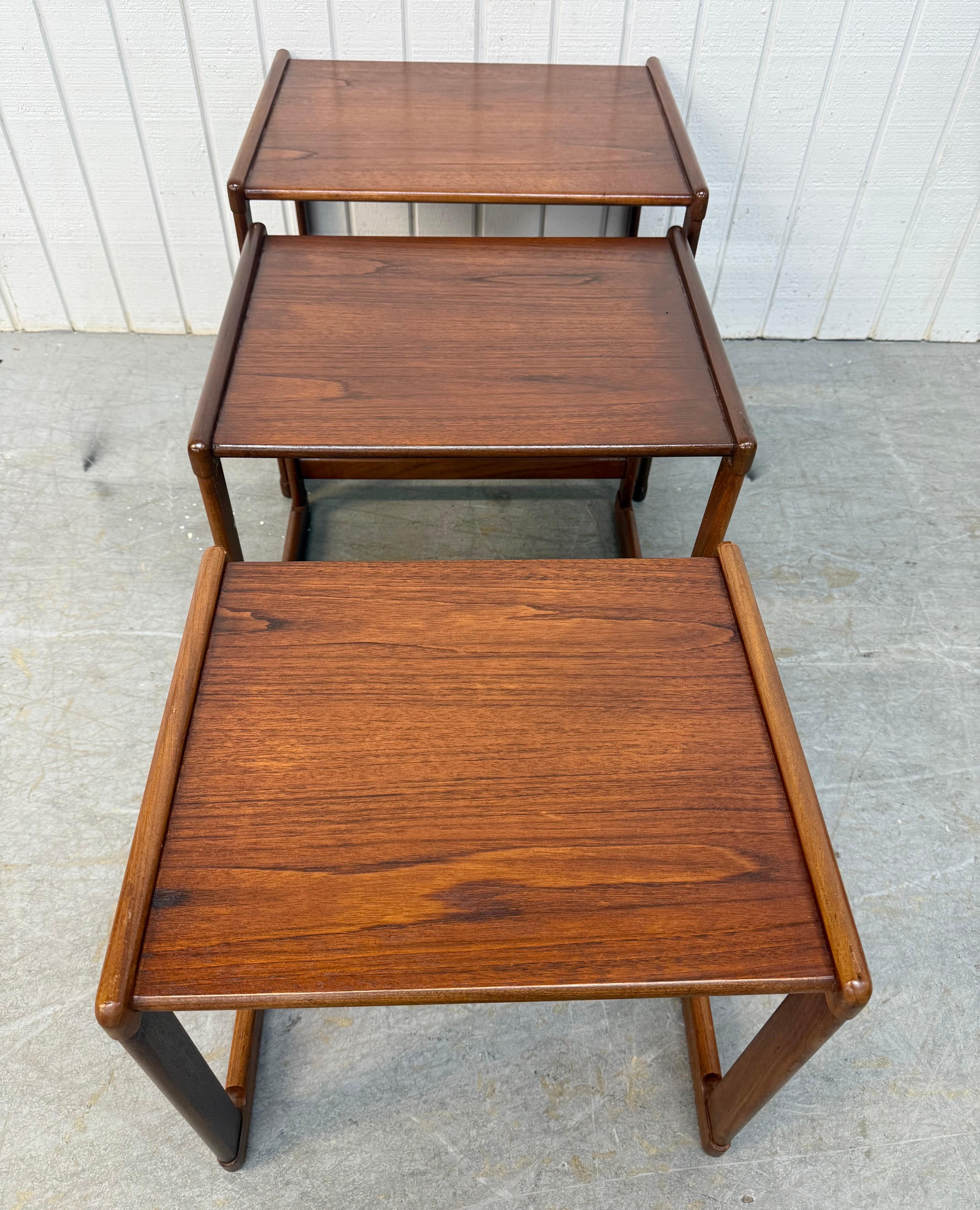 Américain Mid-Century Danish Modern Teak Nesting Tables -
Set of 3 en vente