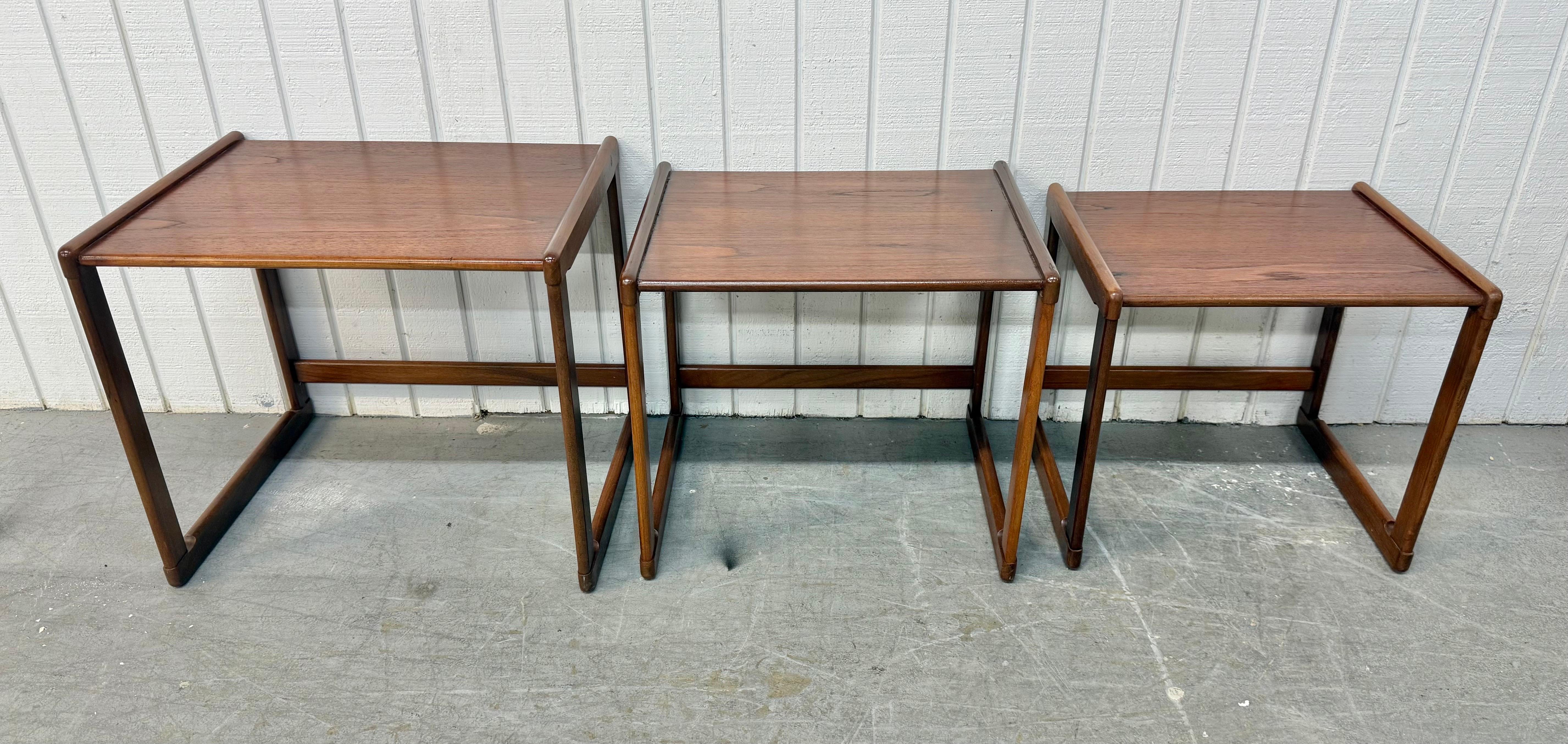 Mid-Century Danish Modern Teak Nesting Tables -
Set of 3 Bon état - En vente à Clarksboro, NJ