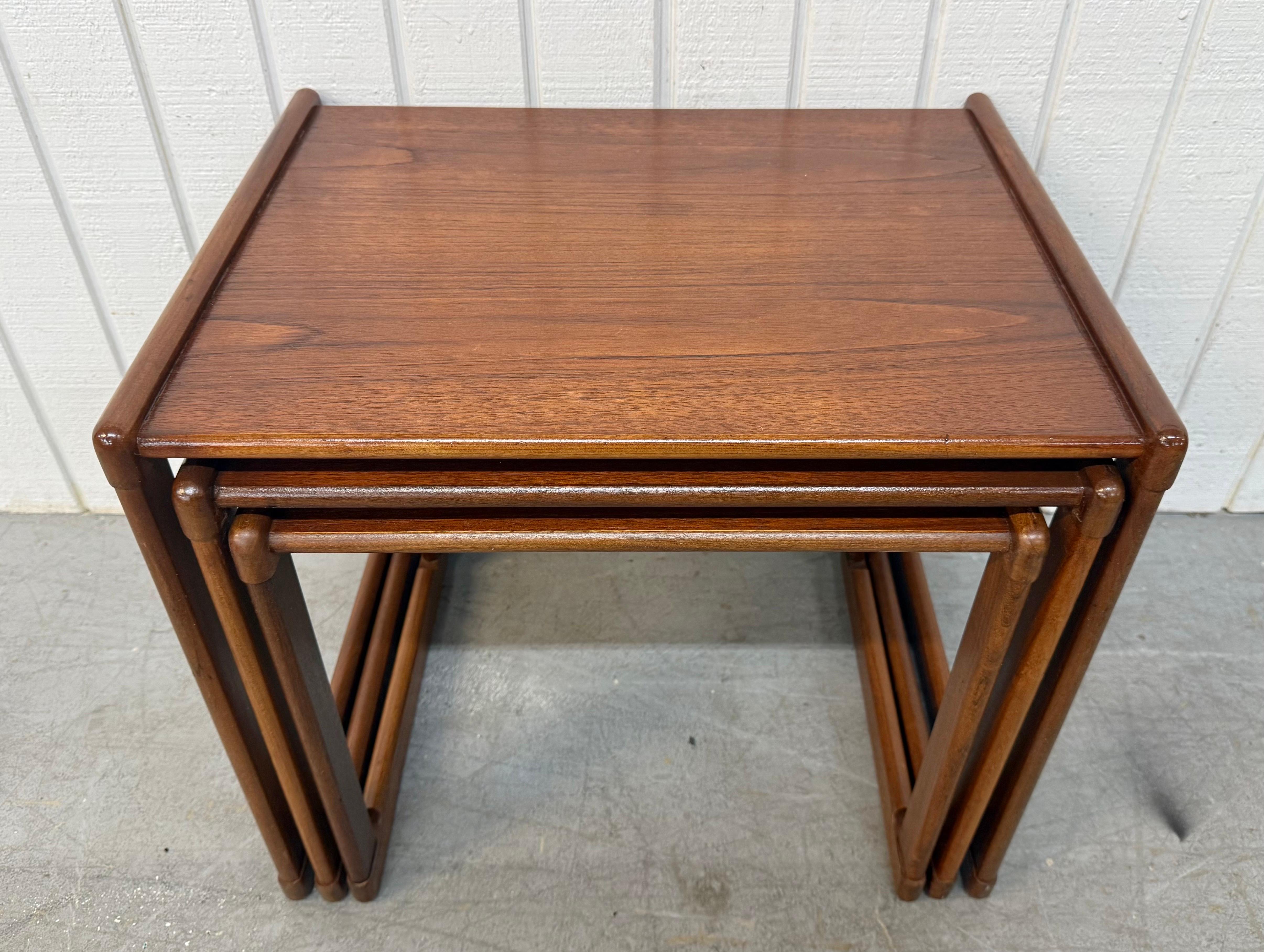20ième siècle Mid-Century Danish Modern Teak Nesting Tables -
Set of 3 en vente