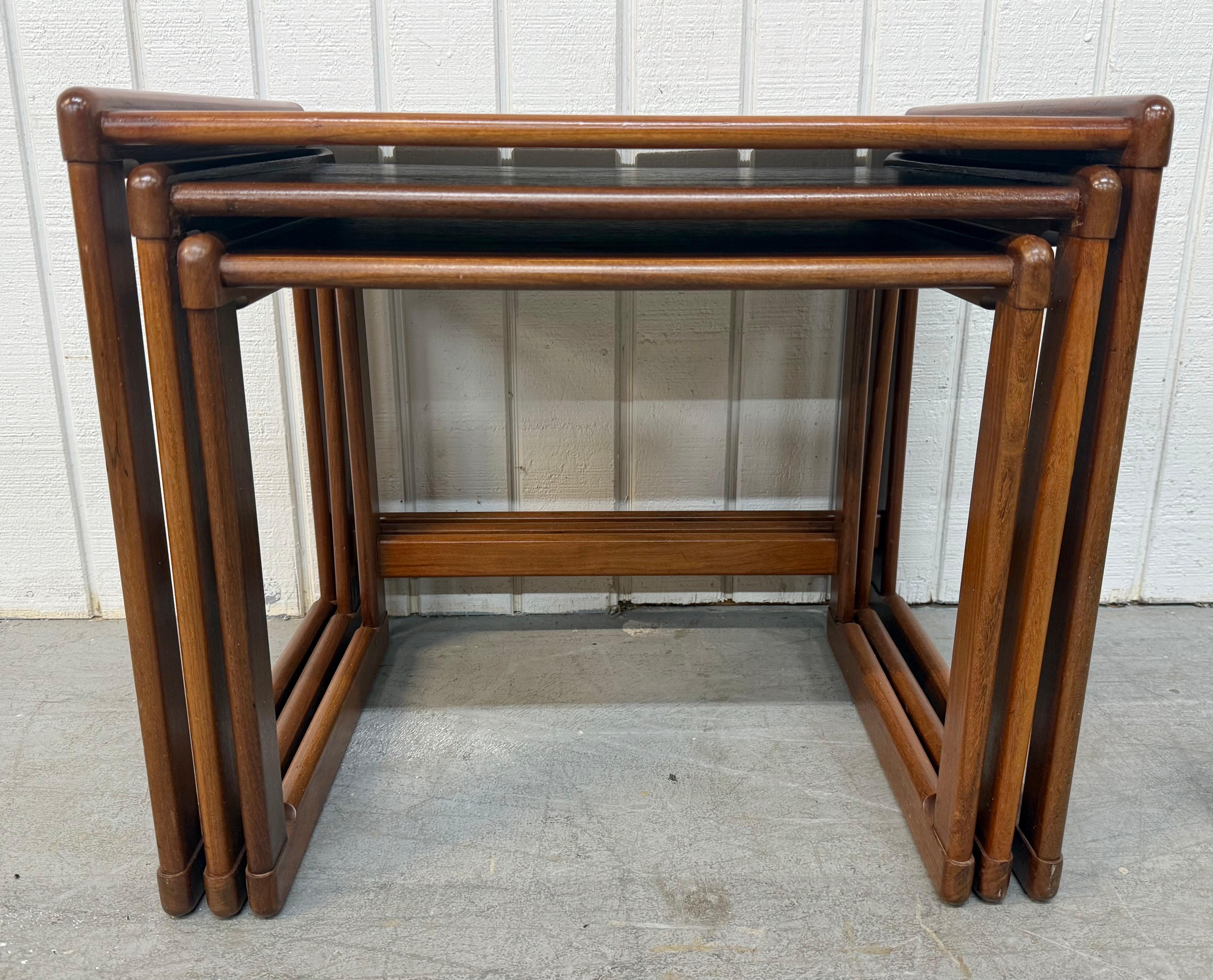 Bois Mid-Century Danish Modern Teak Nesting Tables -
Set of 3 en vente