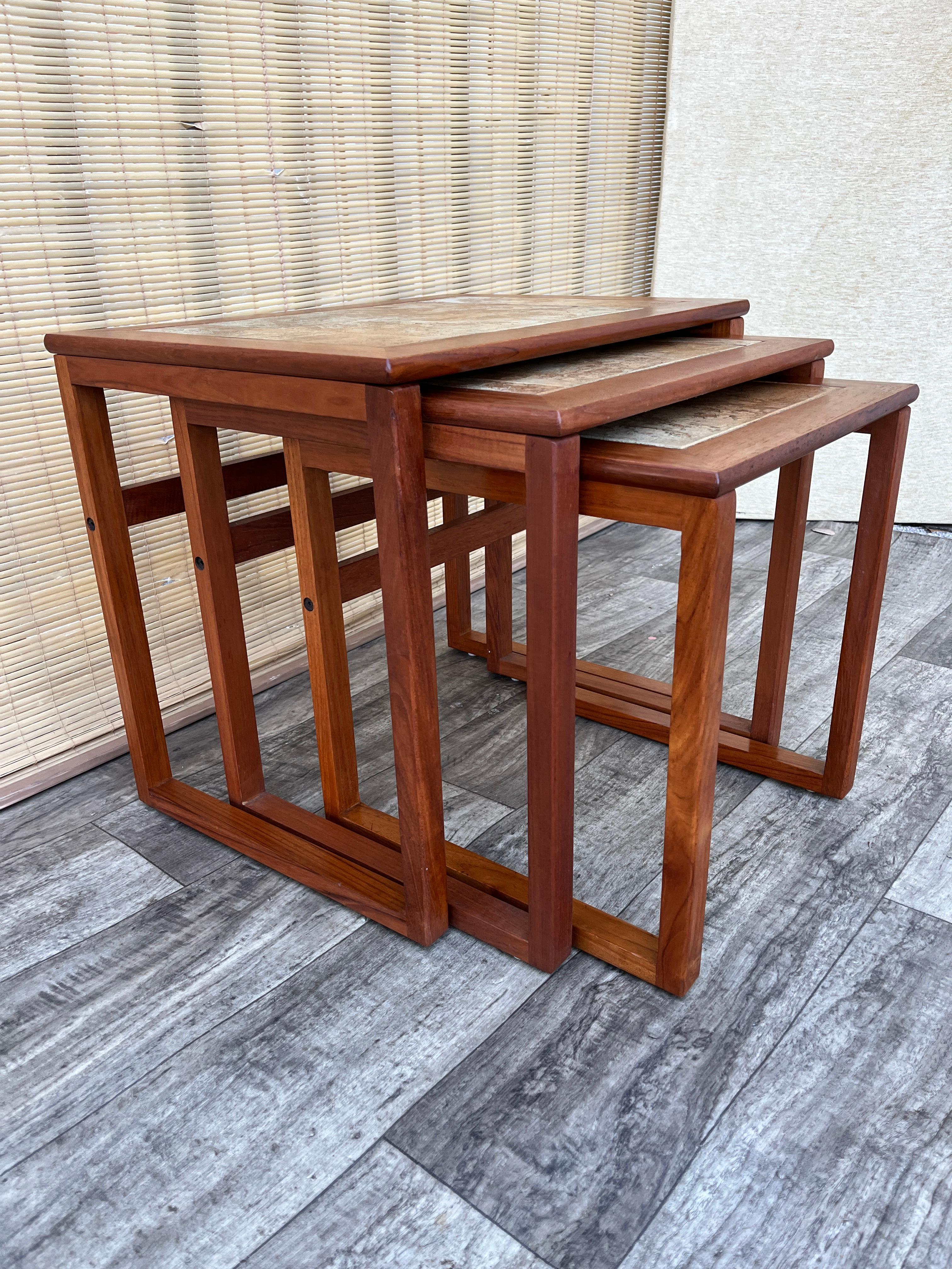 Tables gigognes en teck moderne danois du milieu du siècle avec incrustation de carreaux. Circa 1970 en vente 2