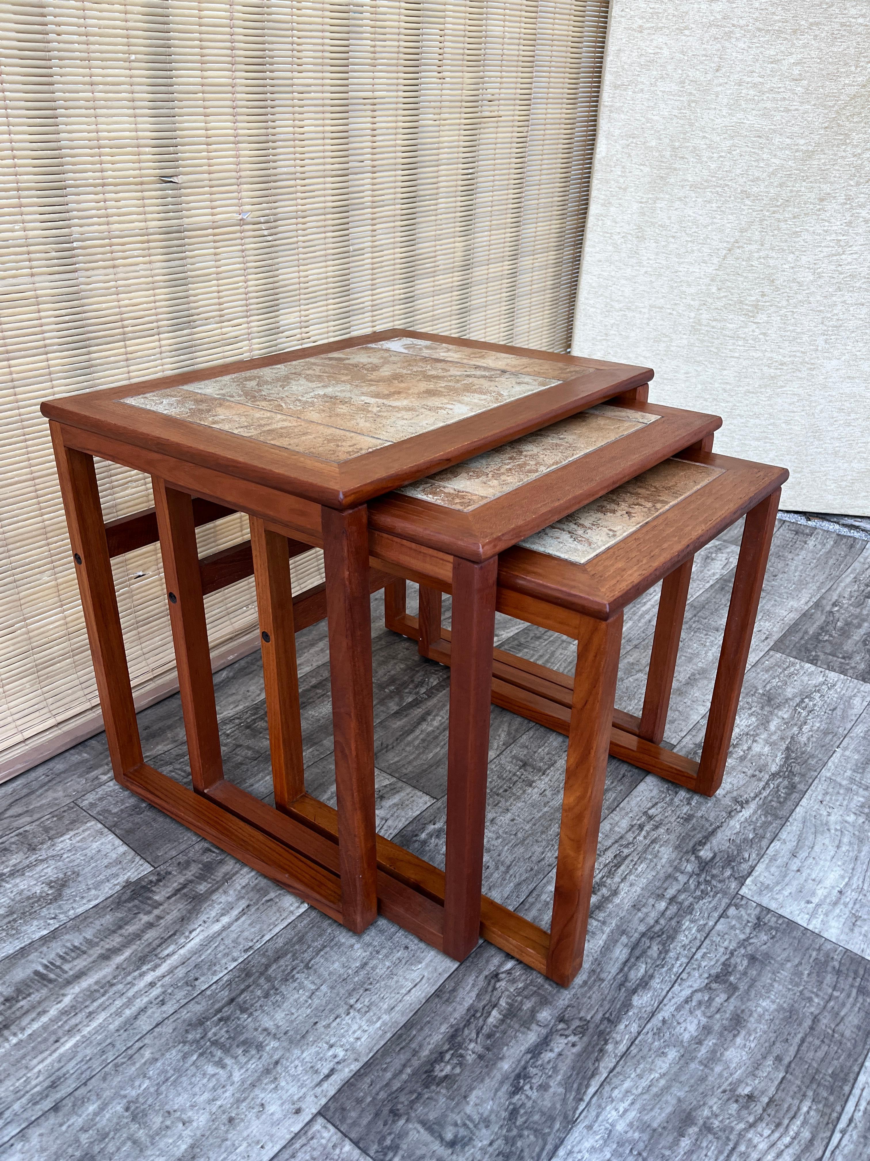 Tables gigognes en teck moderne danois du milieu du siècle avec incrustation de carreaux. Circa 1970 en vente 3