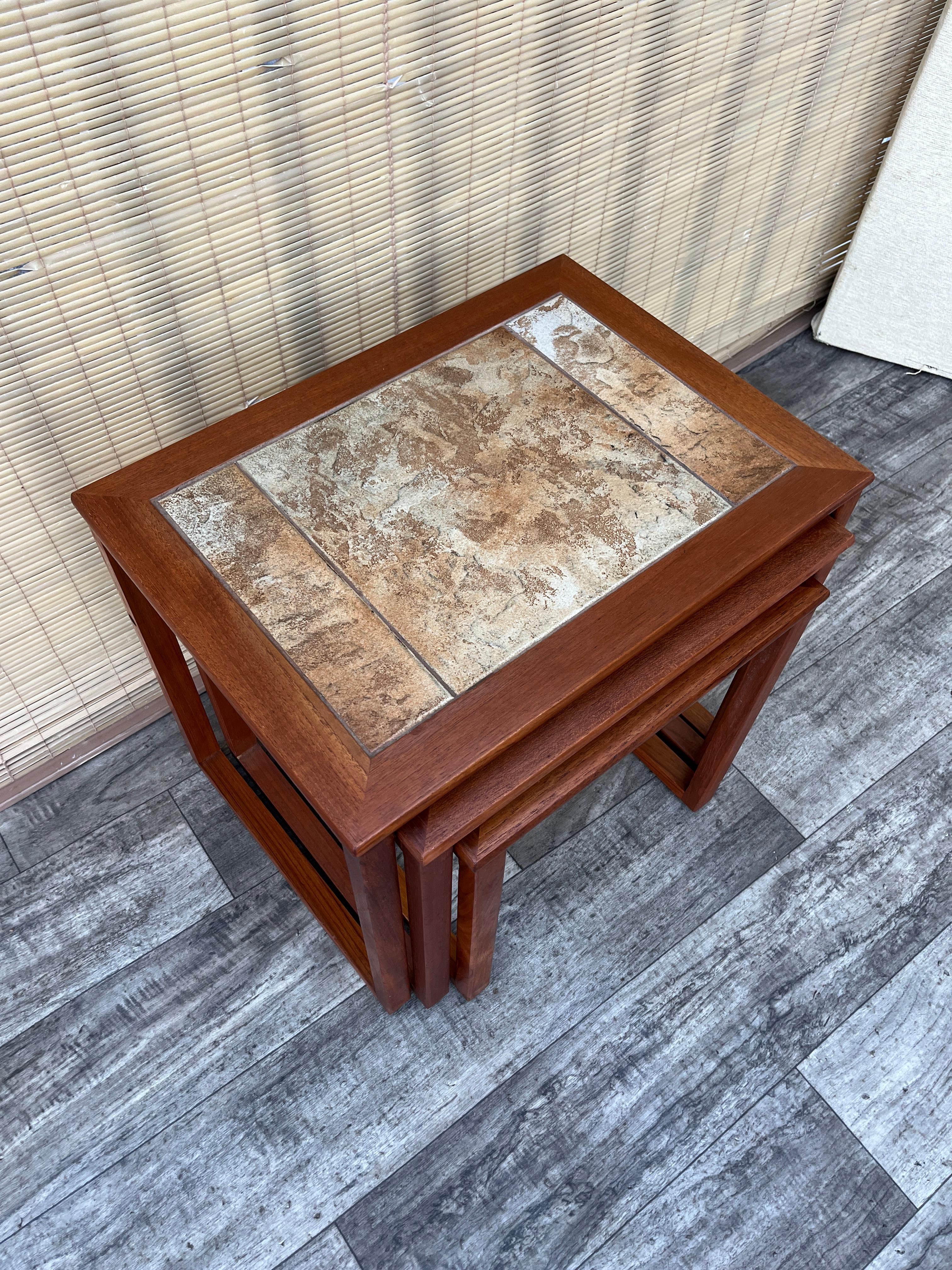 Tables gigognes en teck moderne danois du milieu du siècle avec incrustation de carreaux. Circa 1970 en vente 4