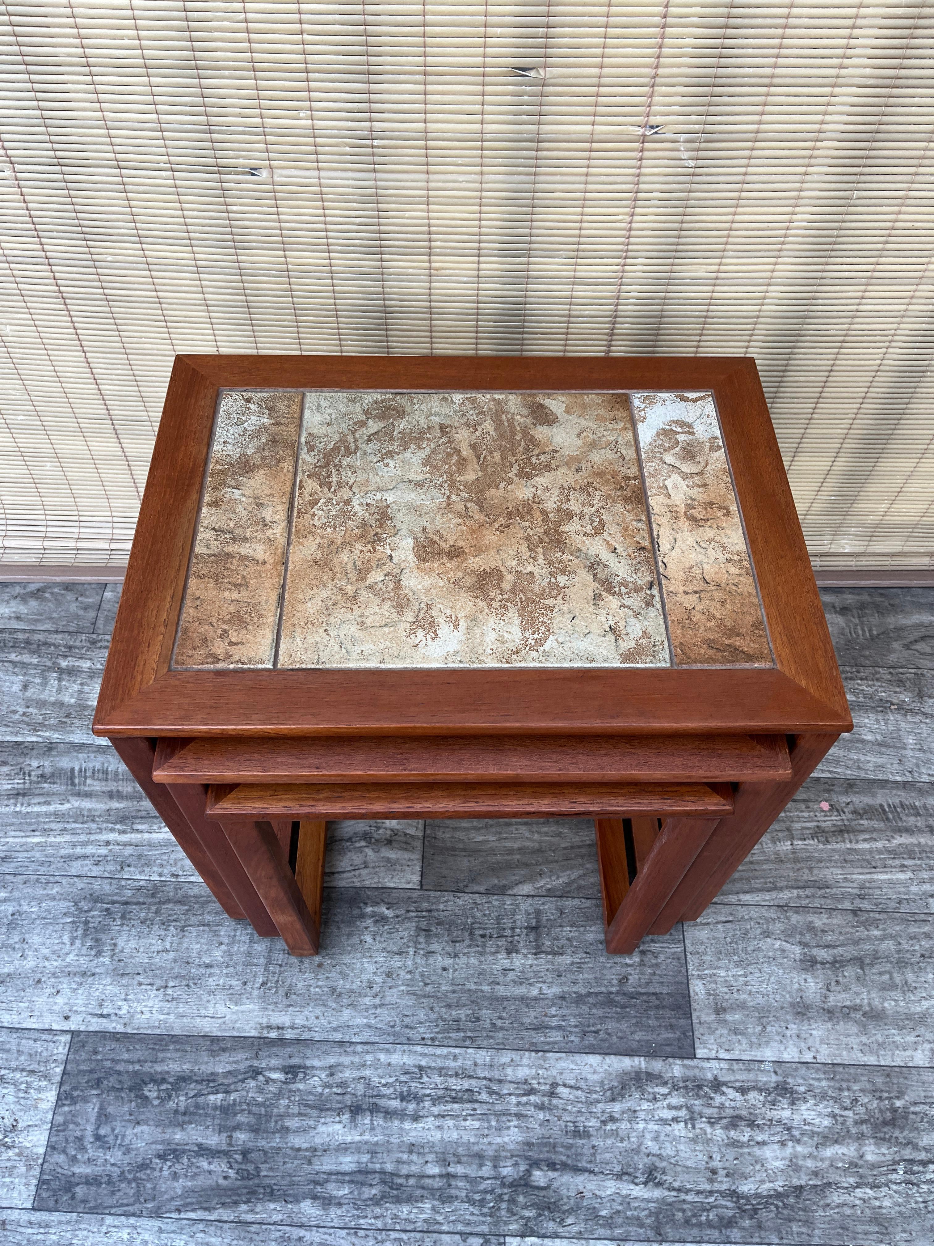 Tables gigognes en teck moderne danois du milieu du siècle avec incrustation de carreaux. Circa 1970 en vente 5