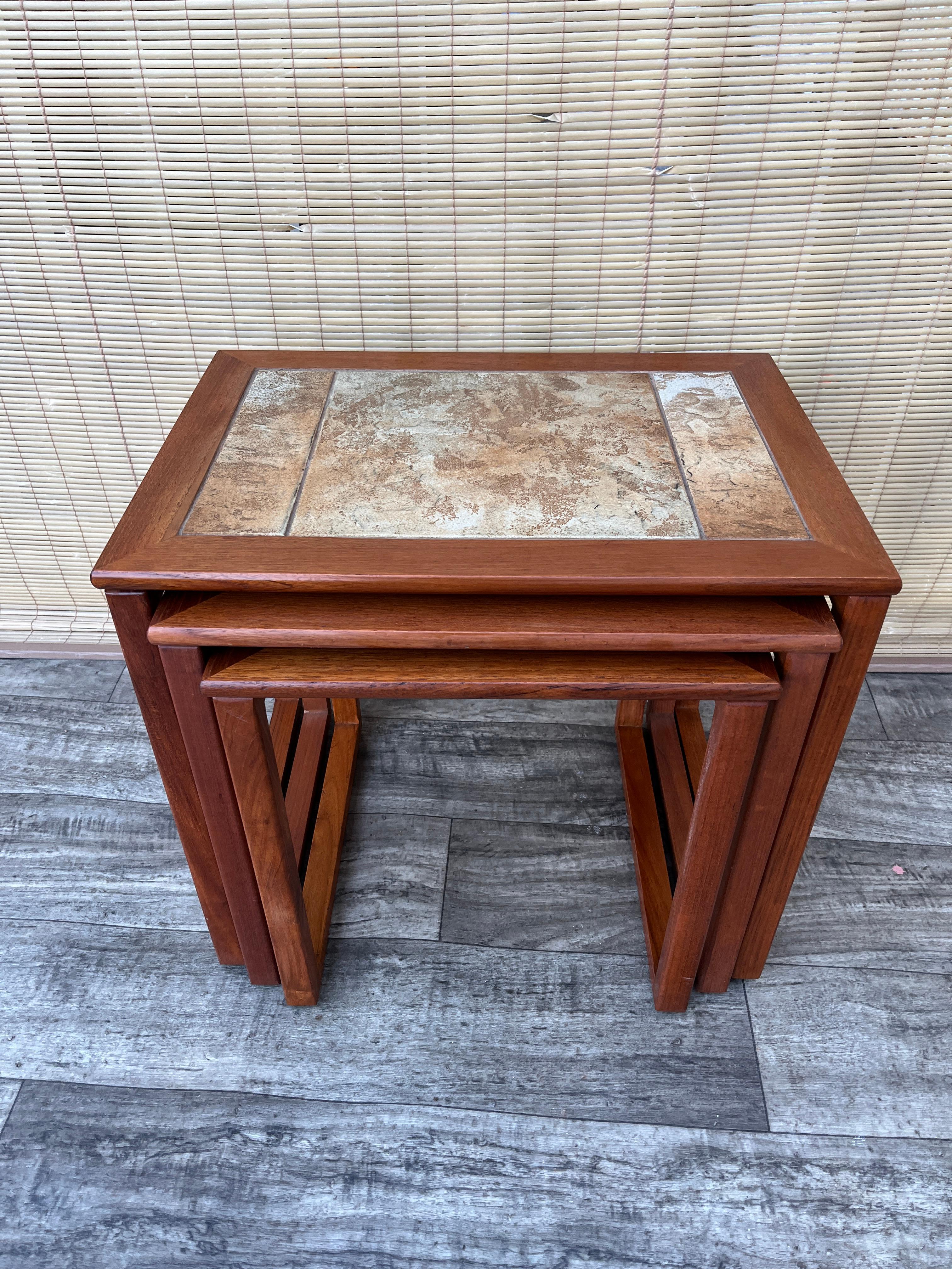 Tables gigognes en teck moderne danois du milieu du siècle avec incrustation de carreaux. Circa 1970 en vente 6