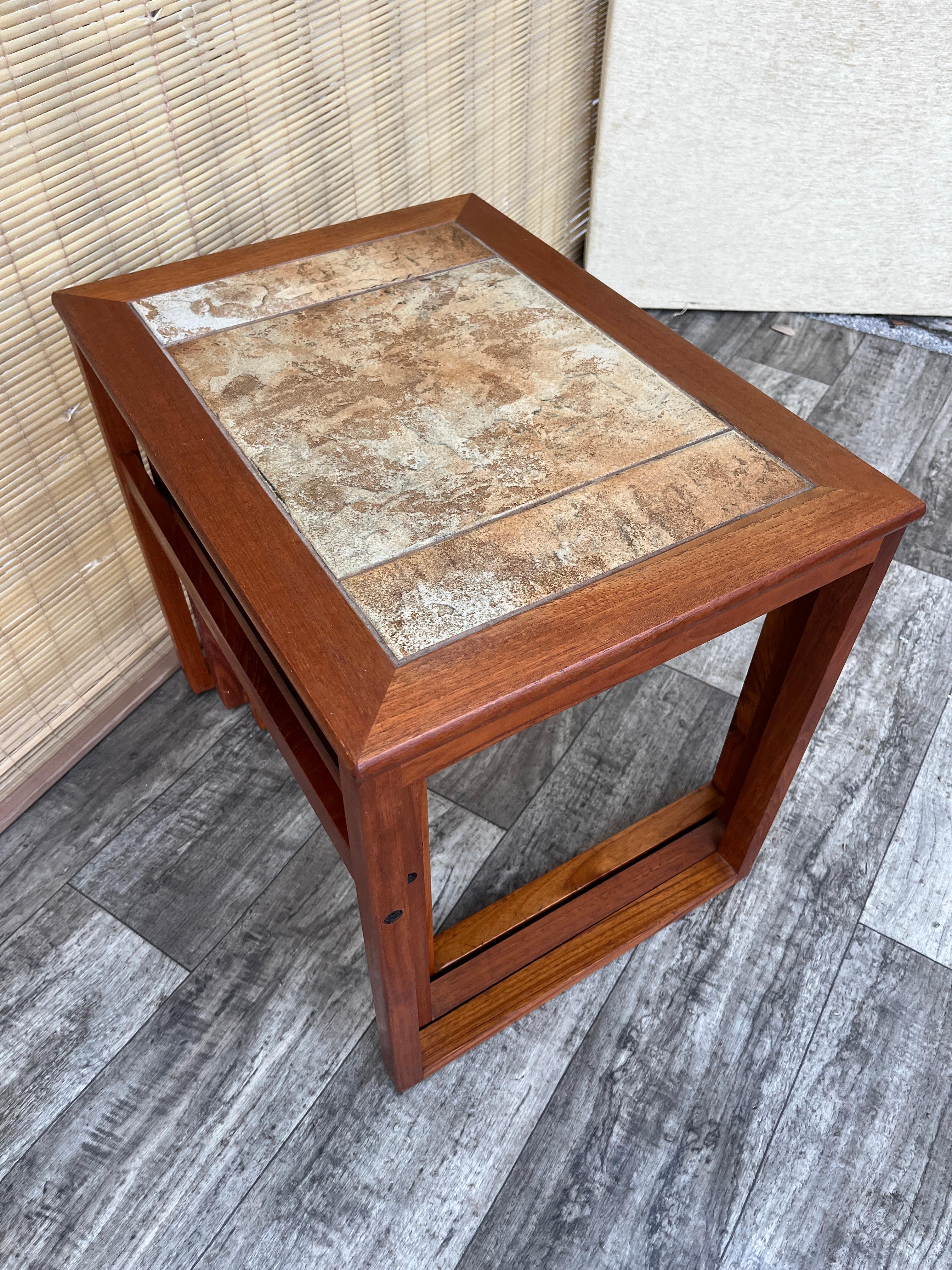 Tables gigognes en teck moderne danois du milieu du siècle avec incrustation de carreaux. Circa 1970 en vente 7