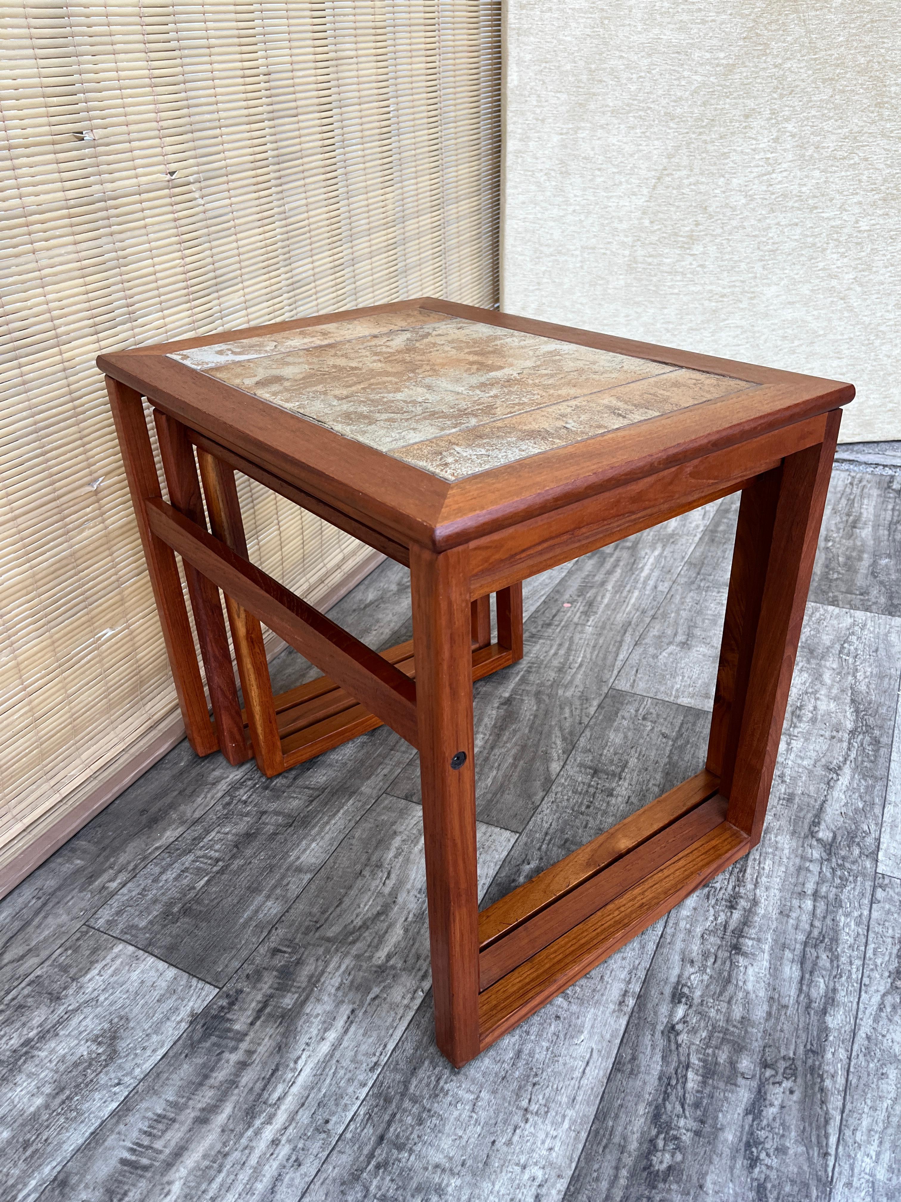 Tables gigognes en teck moderne danois du milieu du siècle avec incrustation de carreaux. Circa 1970 en vente 8