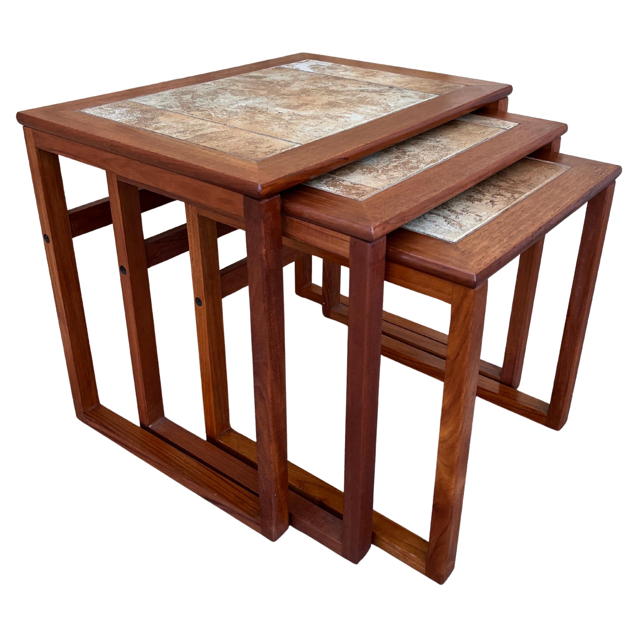 Ensemble de trois tables gigognes modernes danoises du milieu du siècle dernier avec incrustations de carreaux de céramique. Circa 1970
Cadre en teck massif avec incrustations de carreaux de céramique d'inspiration brutaliste.
En excellent état