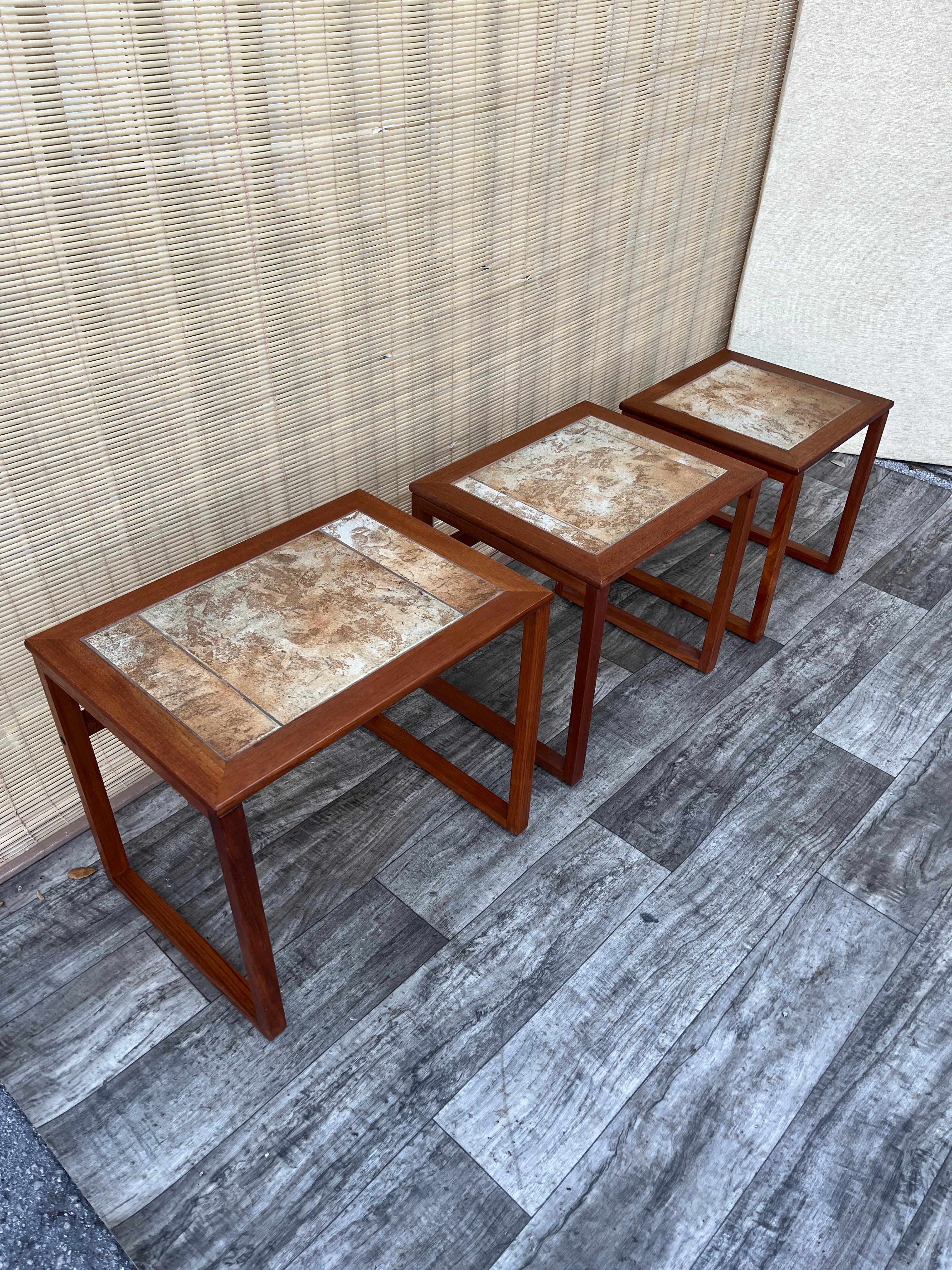 Scandinave moderne Tables gigognes en teck moderne danois du milieu du siècle avec incrustation de carreaux. Circa 1970 en vente