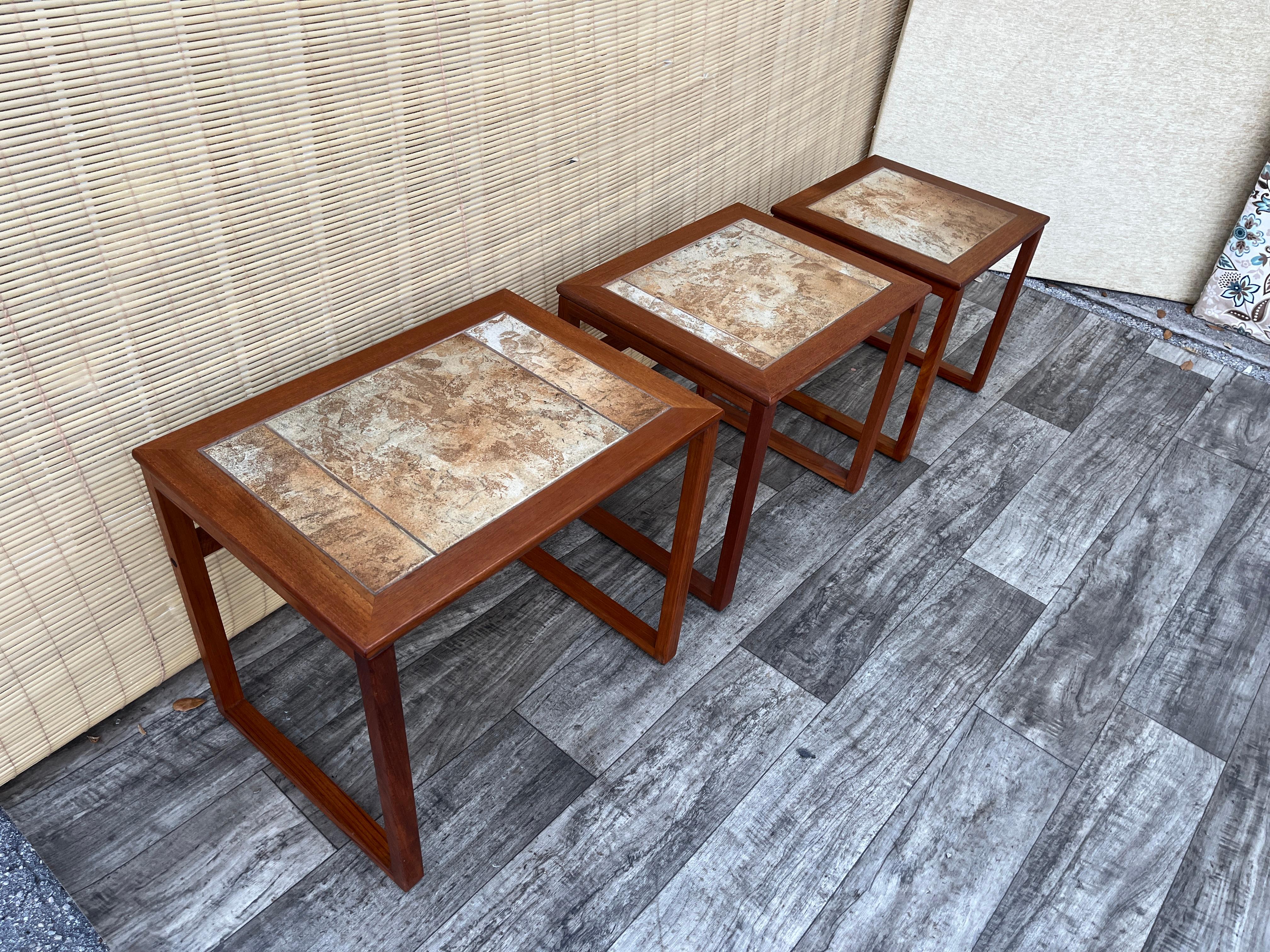 Danois Tables gigognes en teck moderne danois du milieu du siècle avec incrustation de carreaux. Circa 1970 en vente