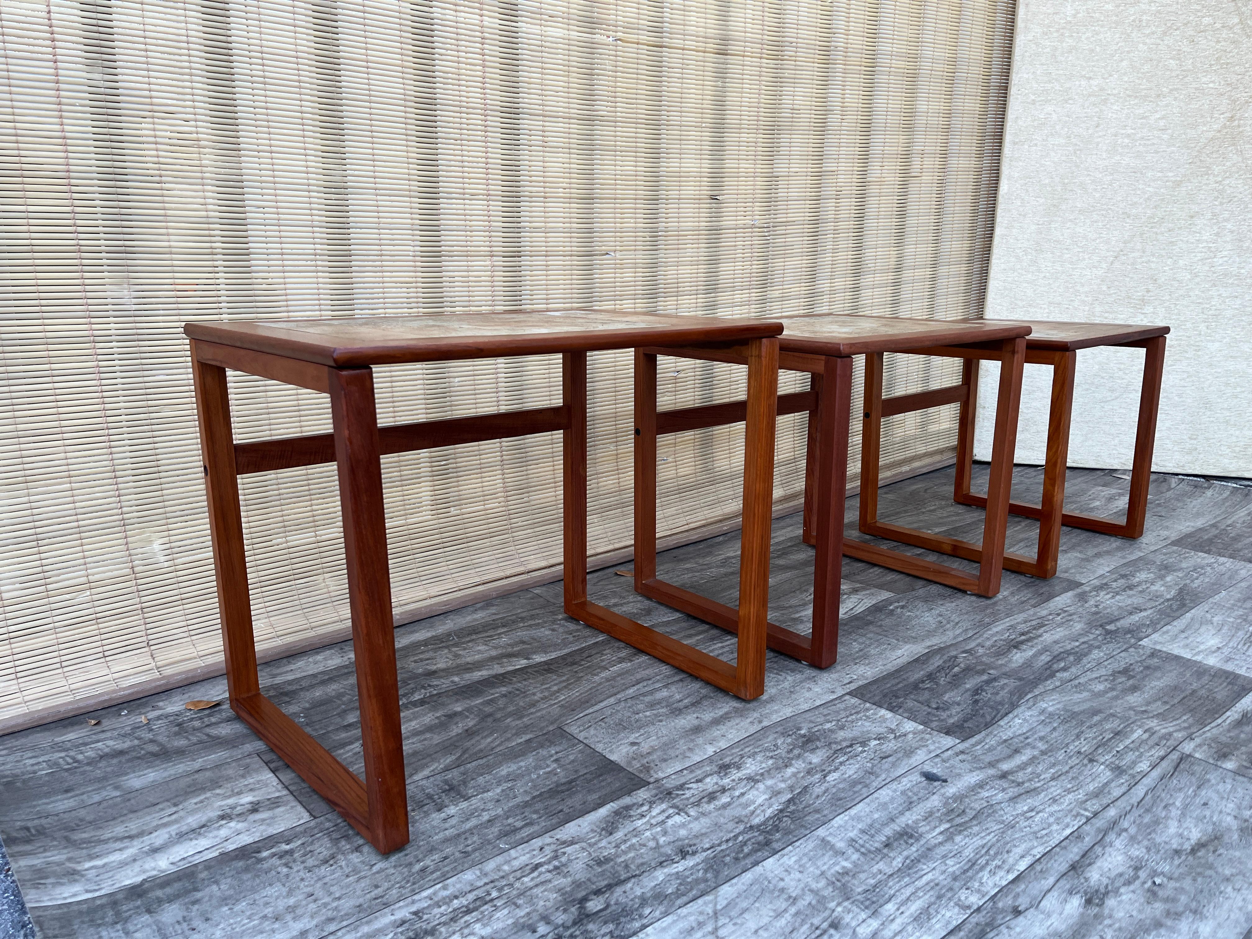 Incrusté Tables gigognes en teck moderne danois du milieu du siècle avec incrustation de carreaux. Circa 1970 en vente