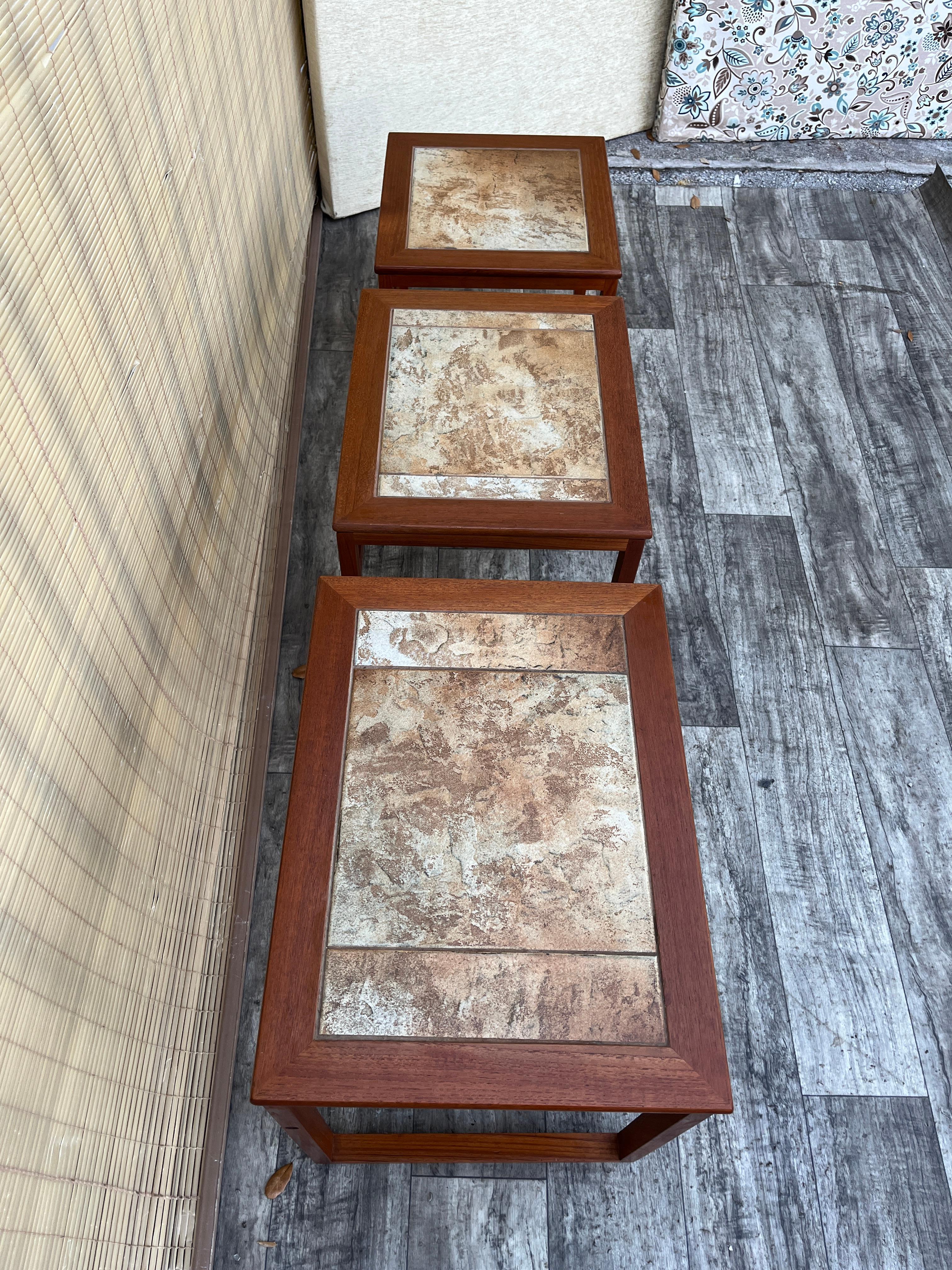 Tables gigognes en teck moderne danois du milieu du siècle avec incrustation de carreaux. Circa 1970 Bon état - En vente à Miami, FL