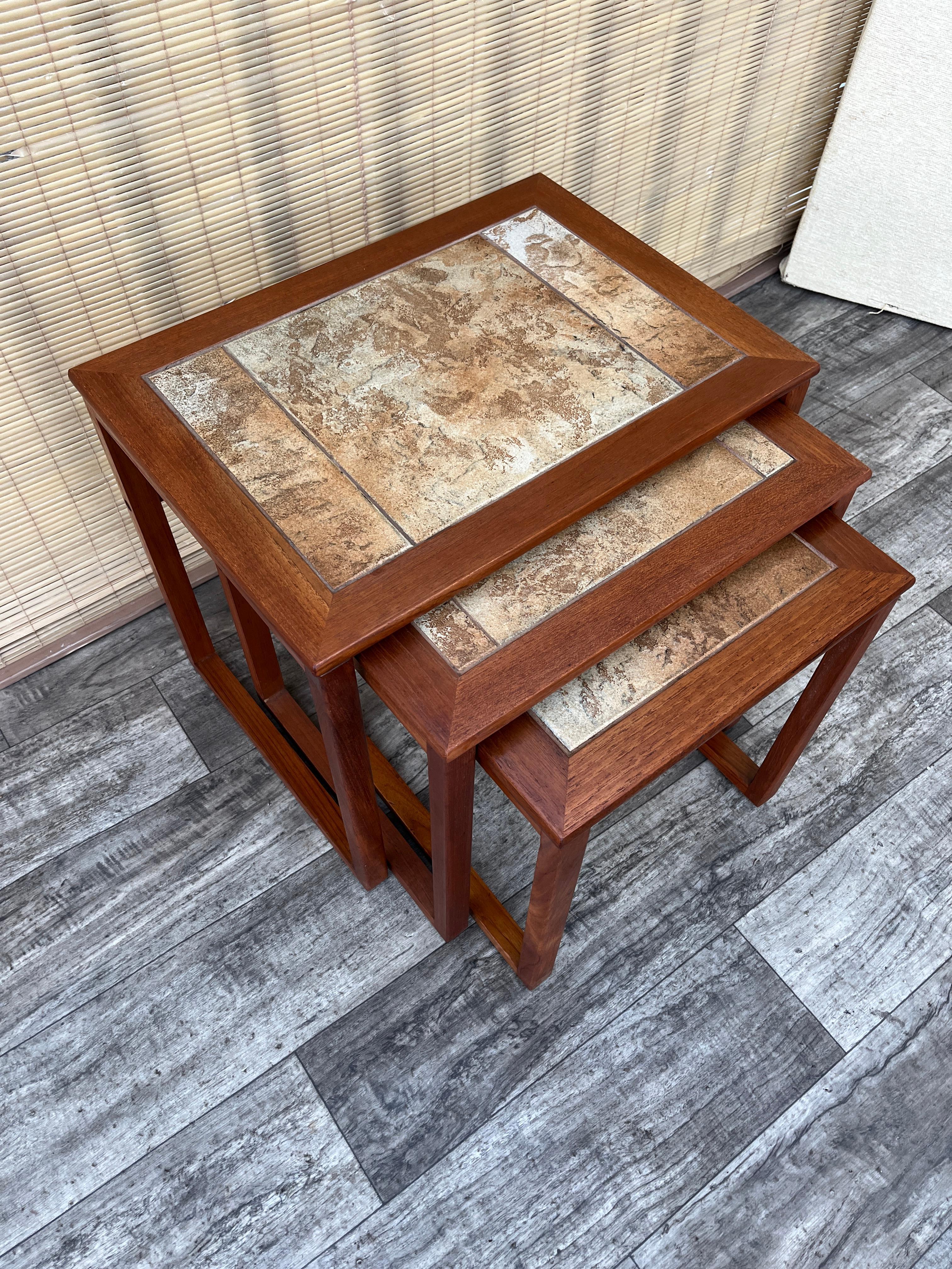 Fin du 20e siècle Tables gigognes en teck moderne danois du milieu du siècle avec incrustation de carreaux. Circa 1970 en vente